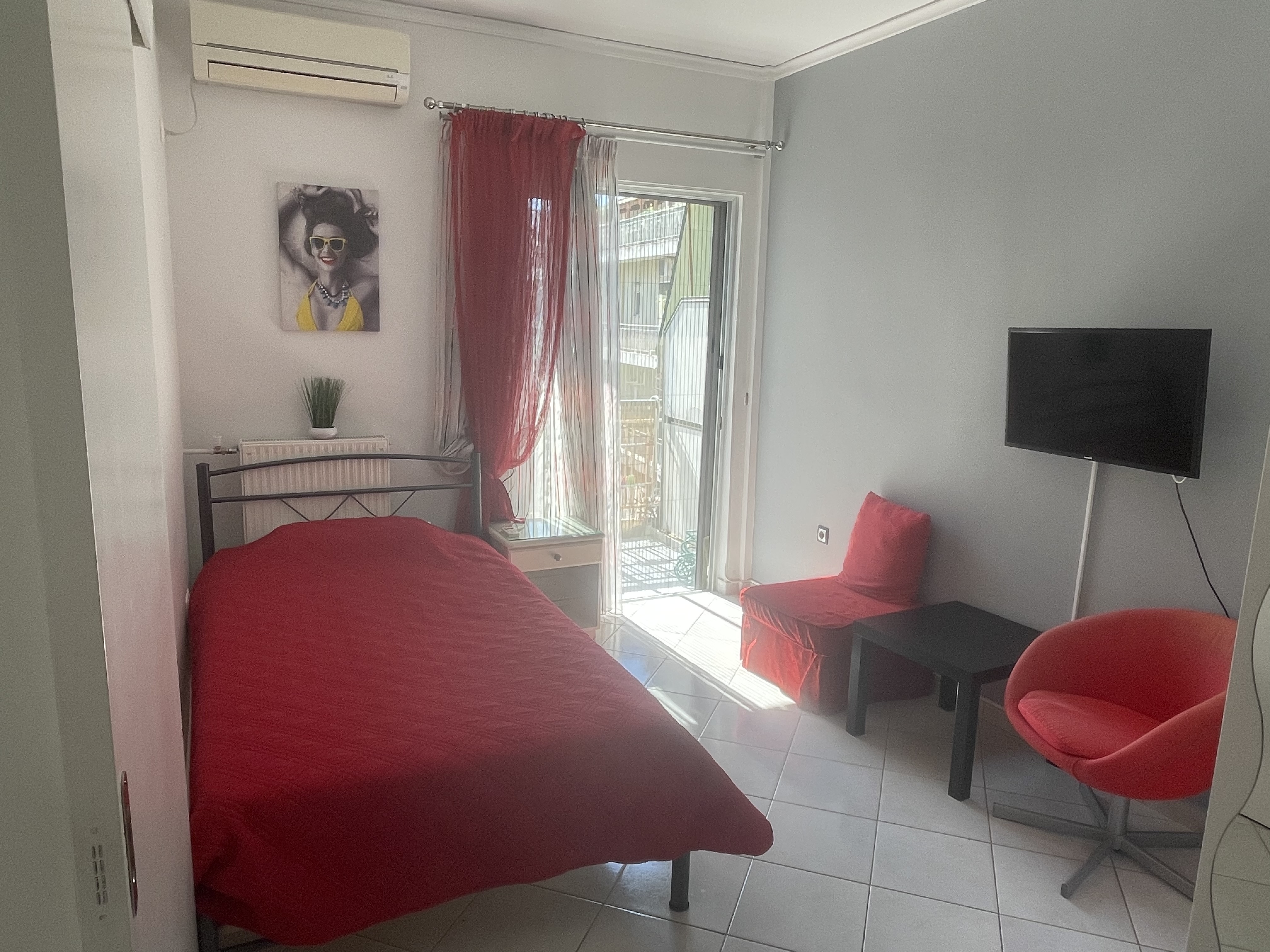 Stylish Top-Floor Flat | Fast Wi-Fi & Metro in ΝΕΟΣ ΚΟΣΜΟΣ, Athens