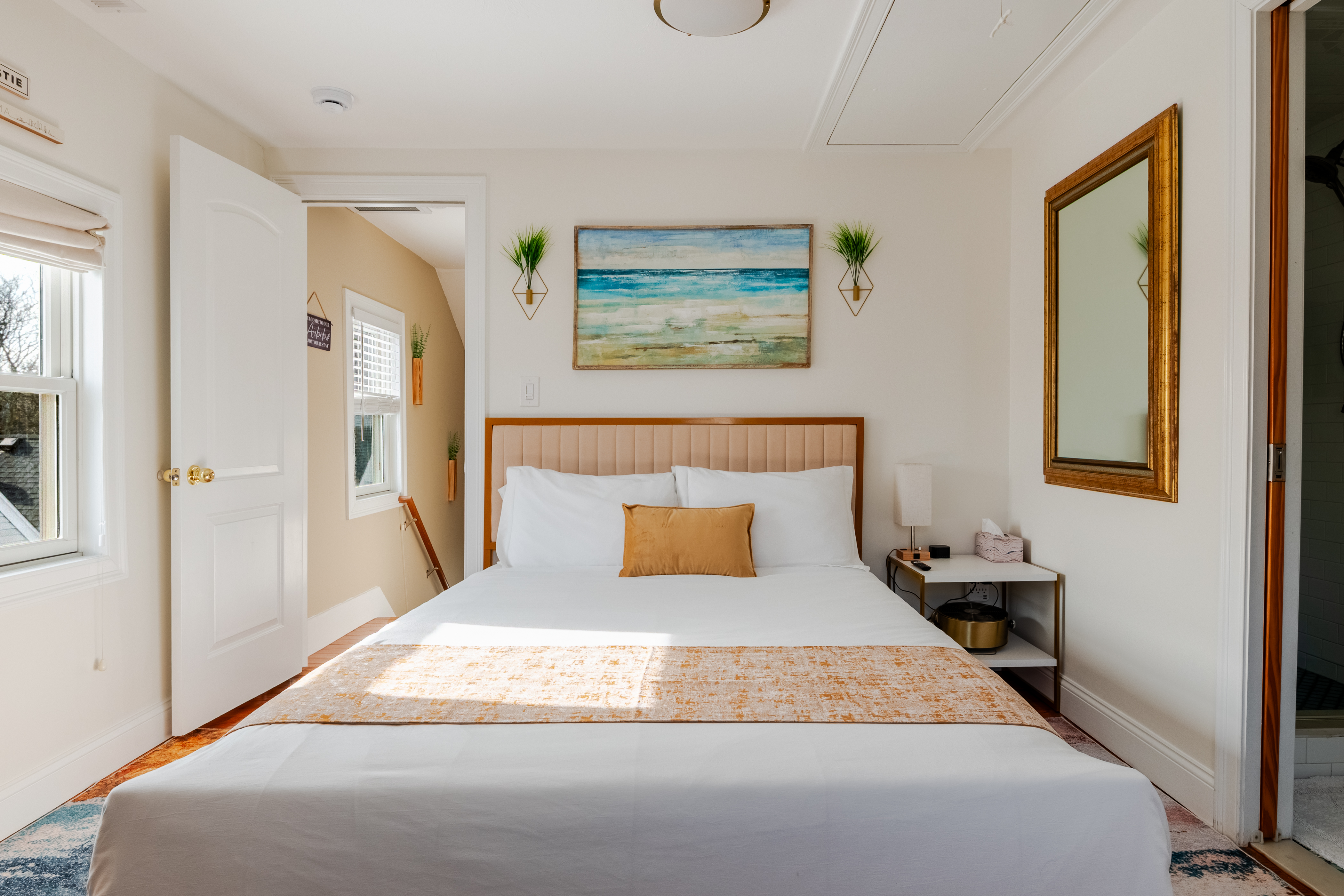 Sunny room with private en suite bathroom