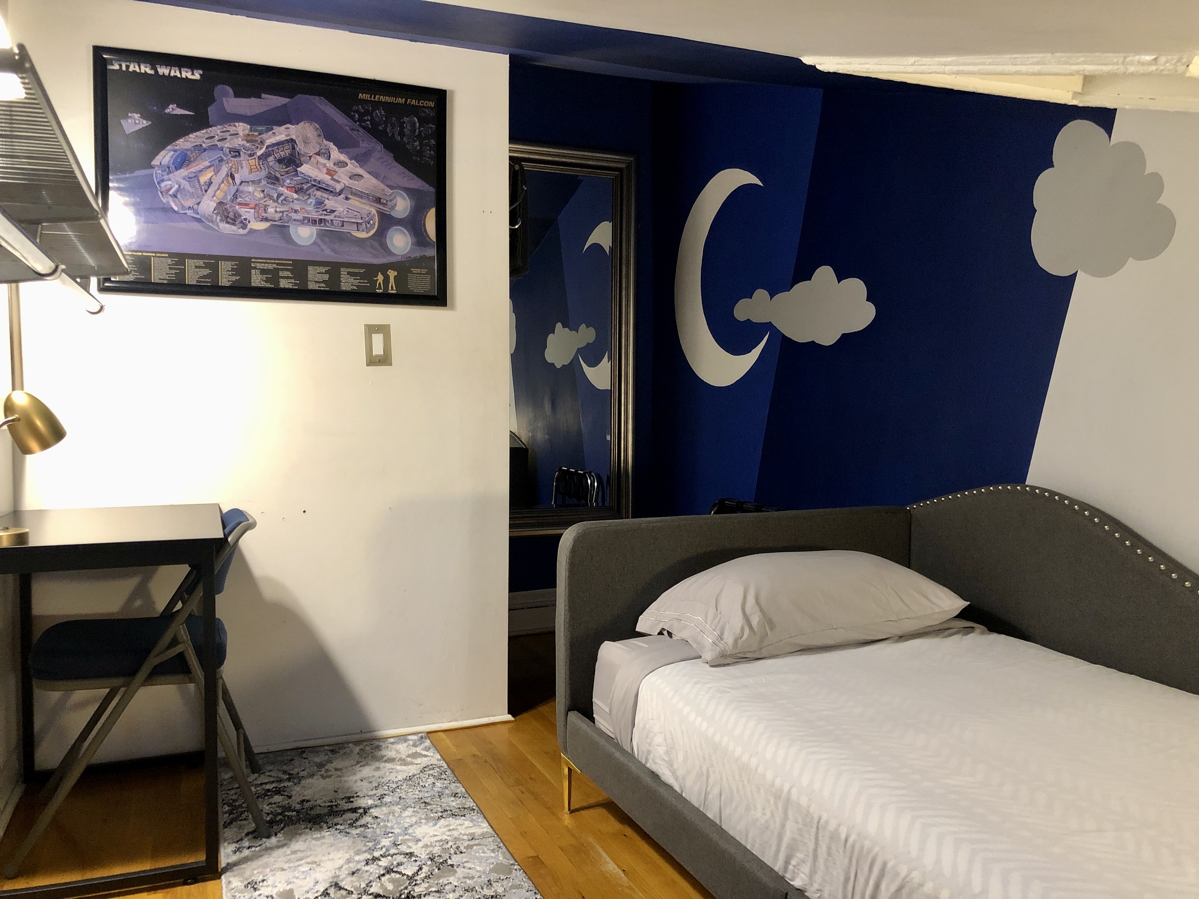 Private Moonlight Room in Brownstone Near Subway