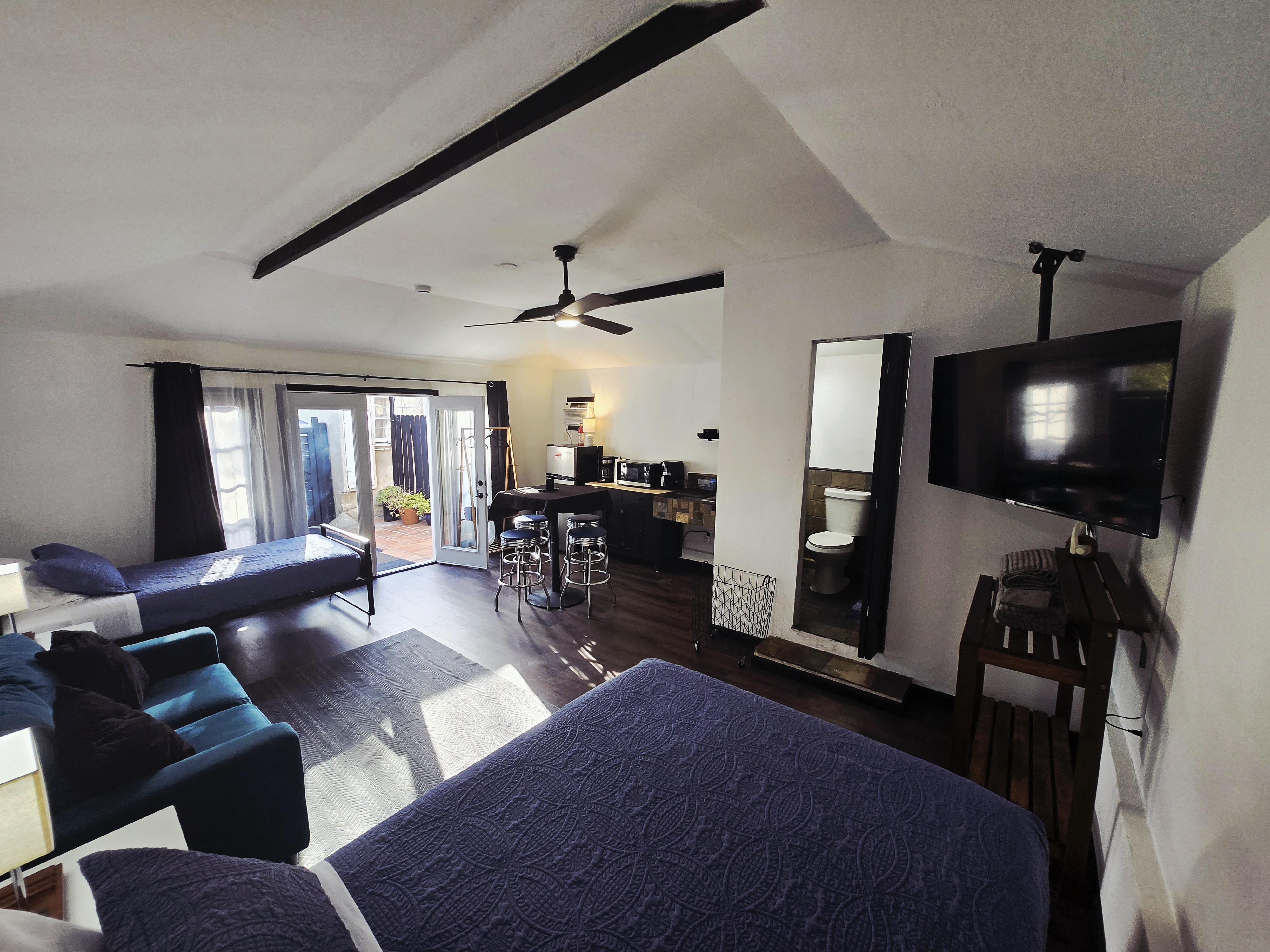 420 Friendly Sweet Lil' Guesthouse by Sofi & LAX
