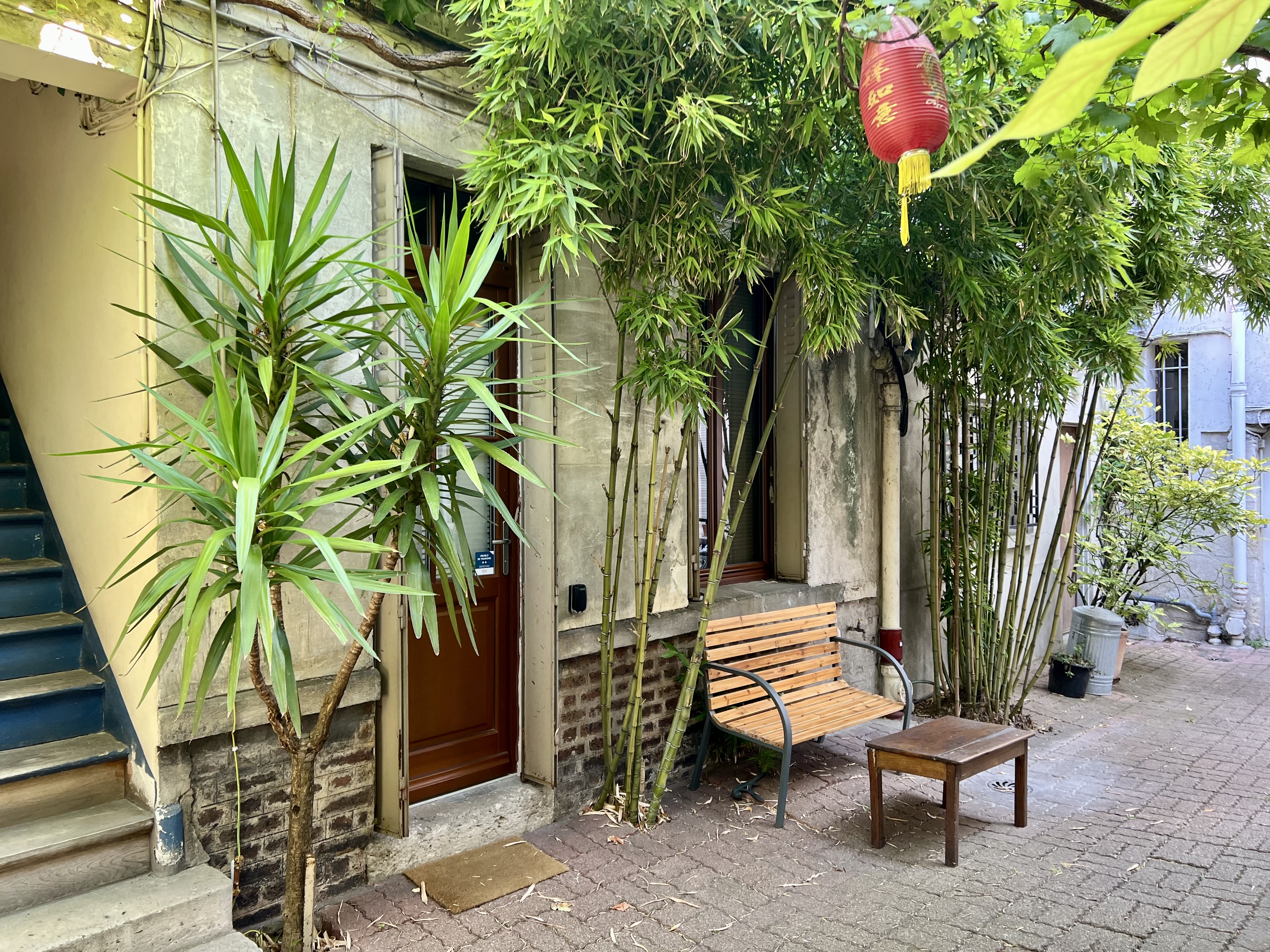 Great place in flowery courtyard in trendy 11th