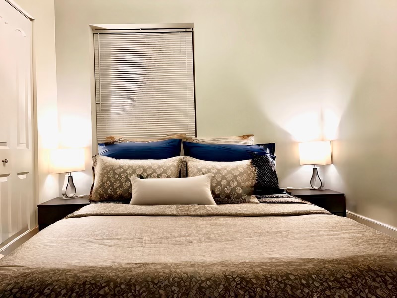 Cozy Bedroom in Wrigleyville (Entire Apt) in Lake View, Chicago