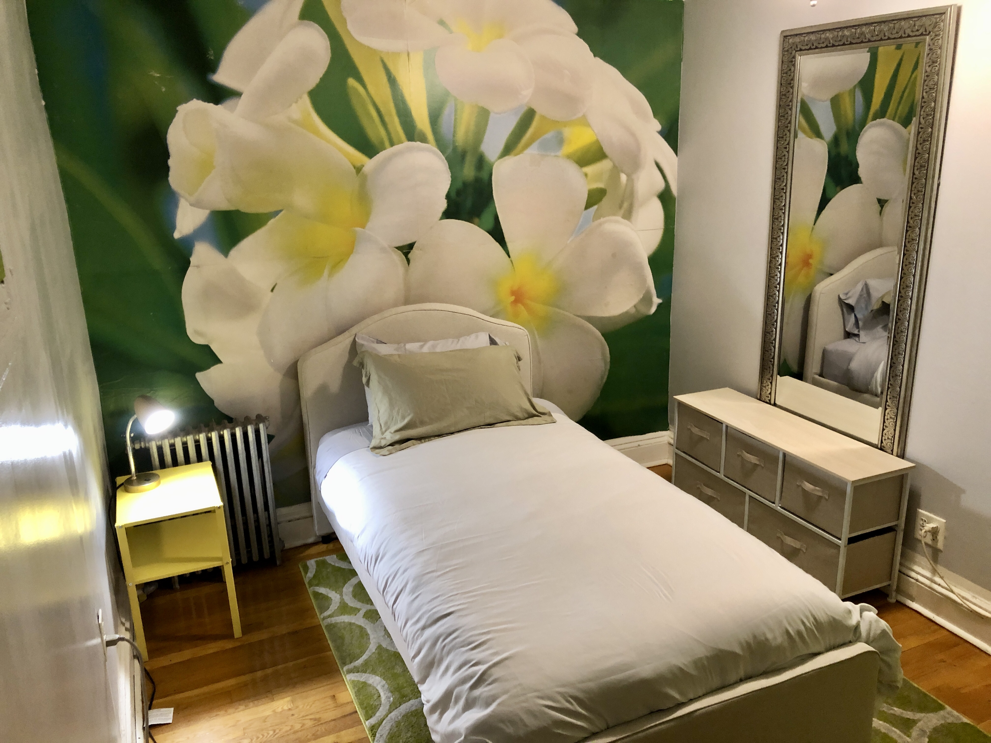 Private Spring Room in Brownstone Near Subway