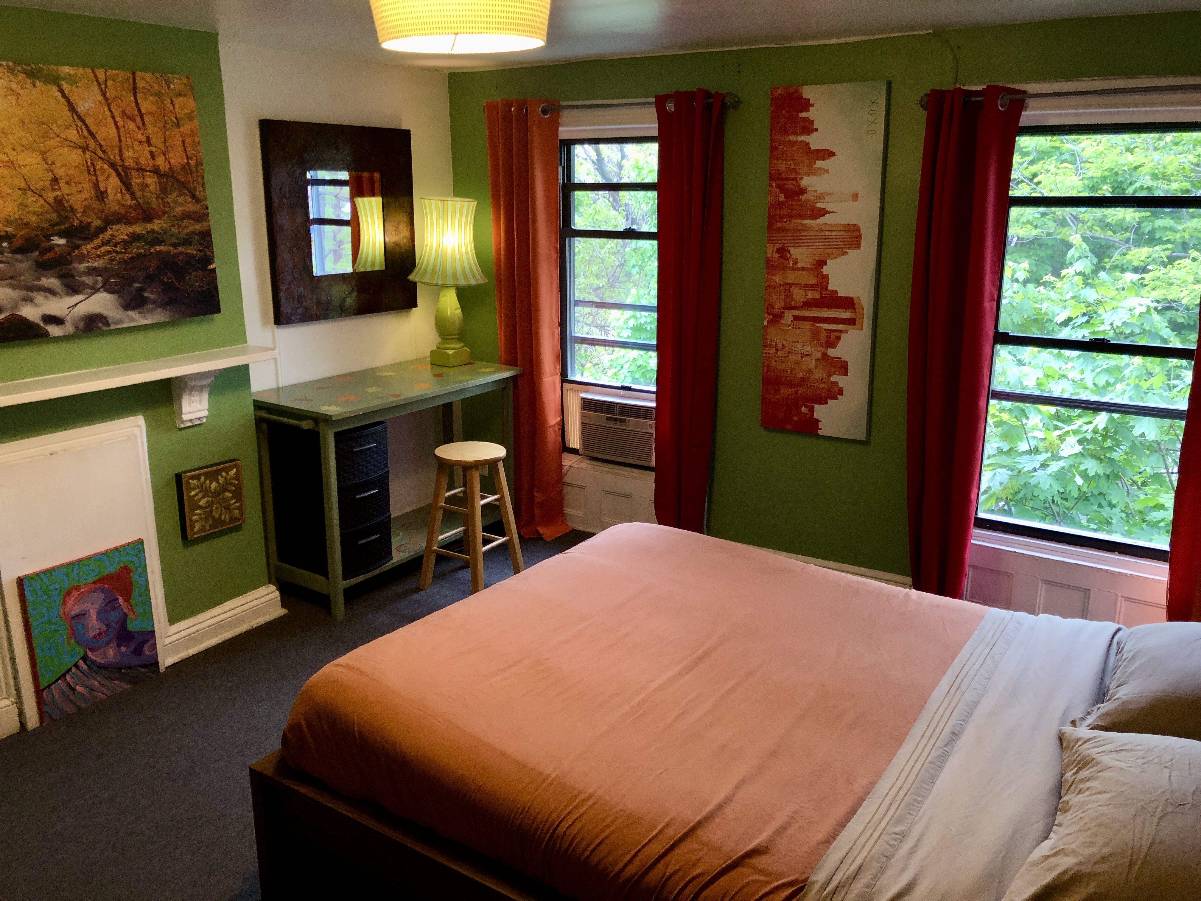 Private Autumn Room in Brownstone Near Subway