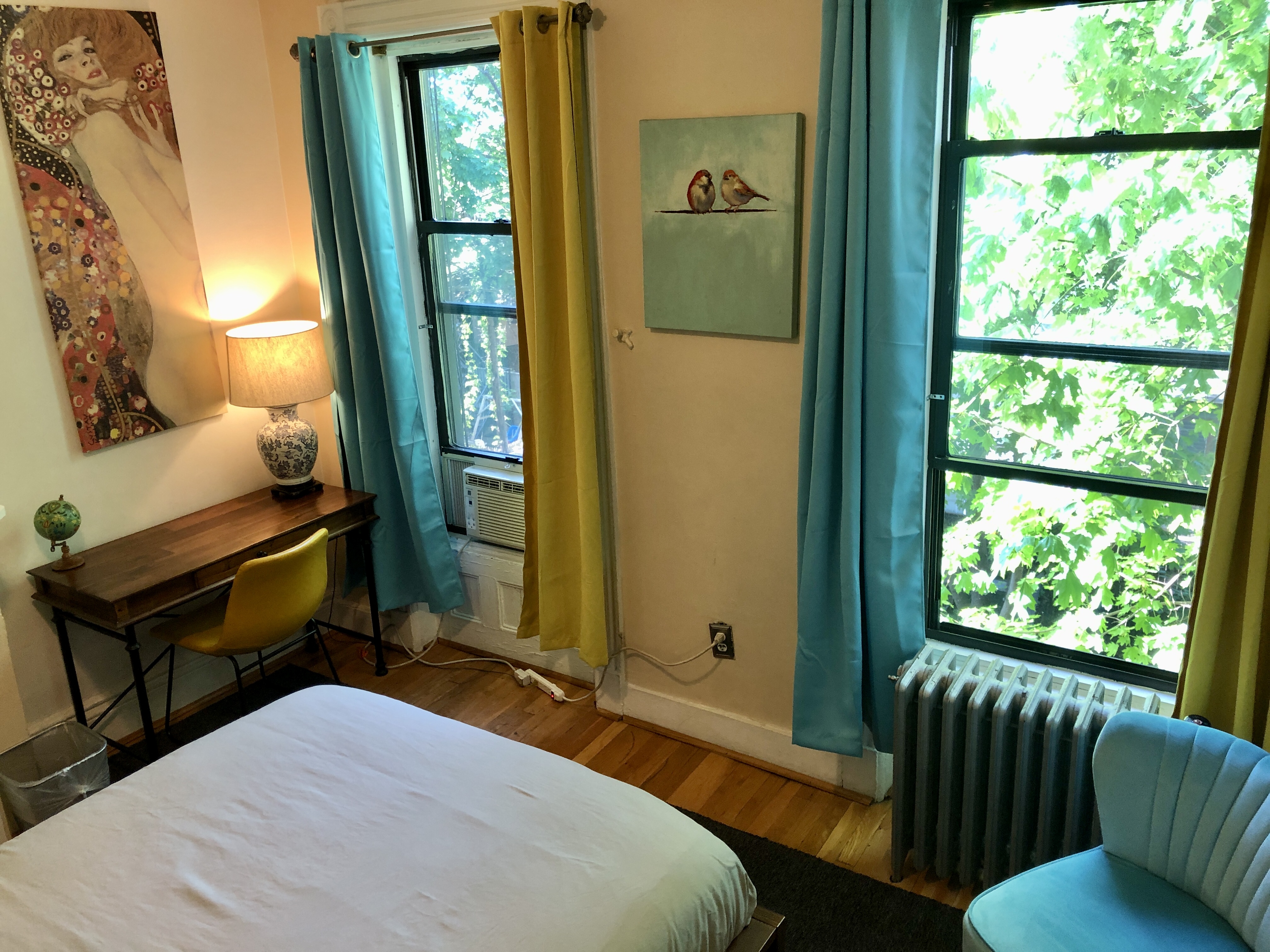 Private Garden View Room in Brownstone Near Subway