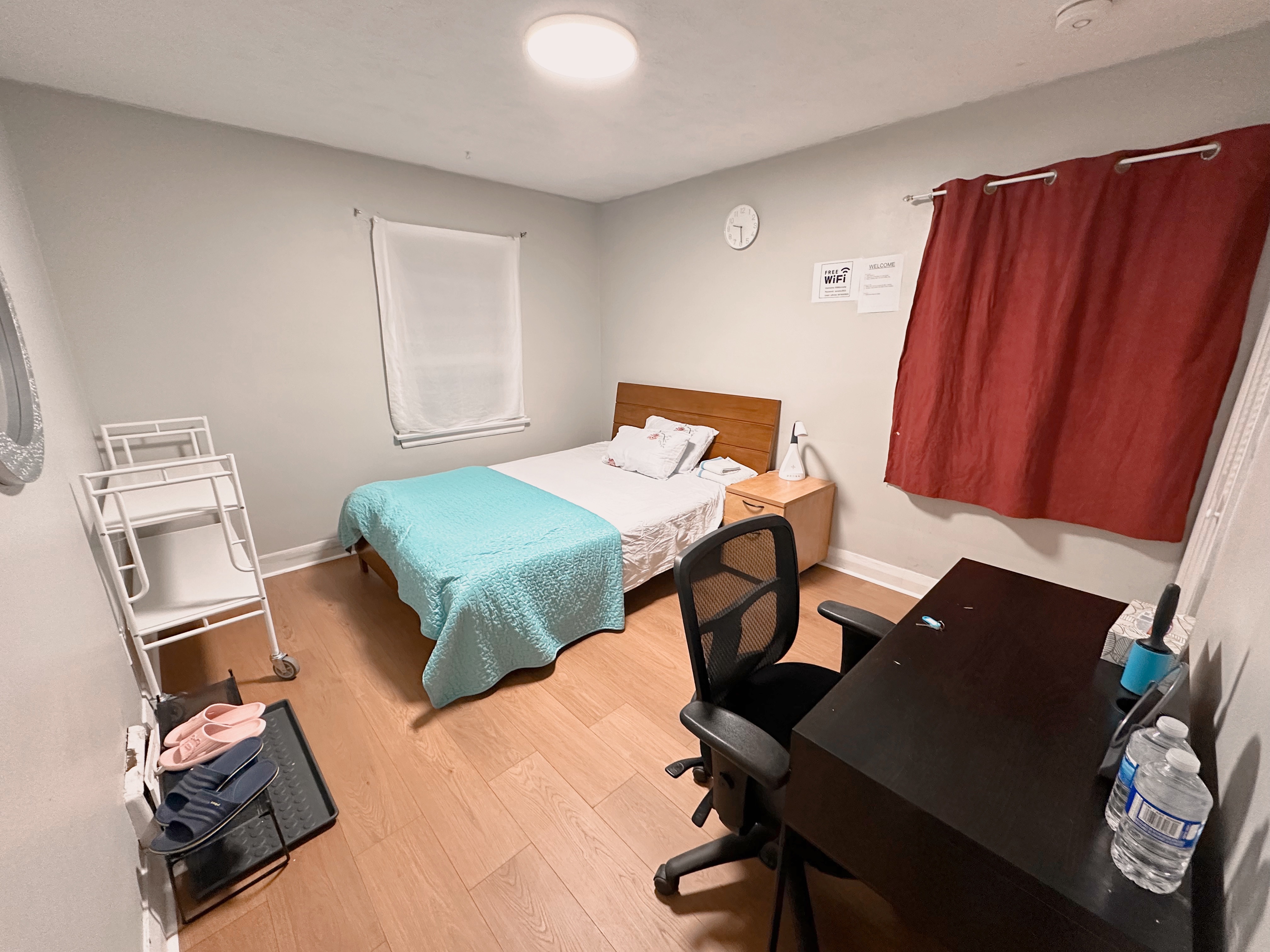 Spacious room near subway