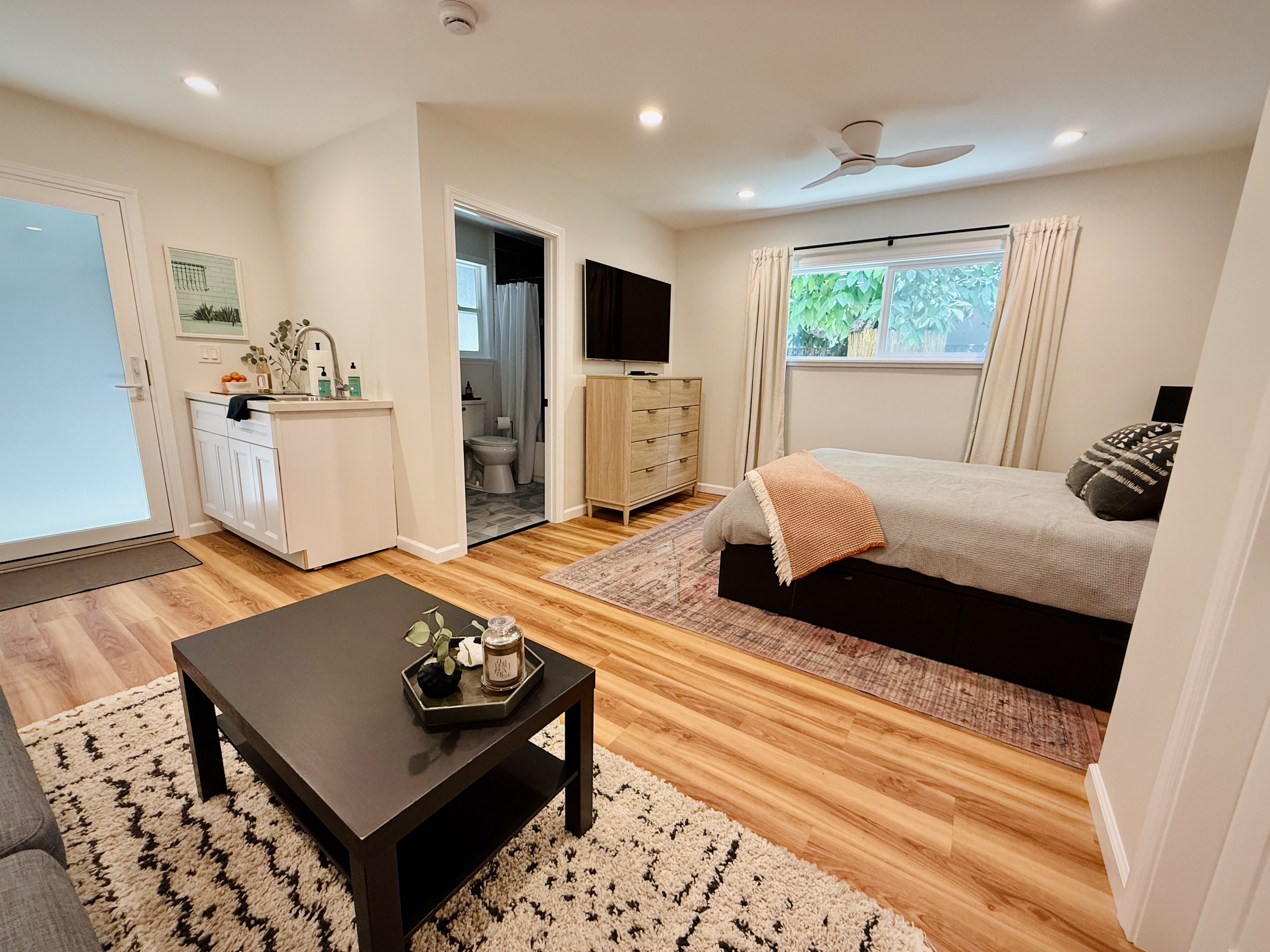 Prime Silver Lake! Walkable, Private, Clean, Gated in Silver Lake, Los Angeles
