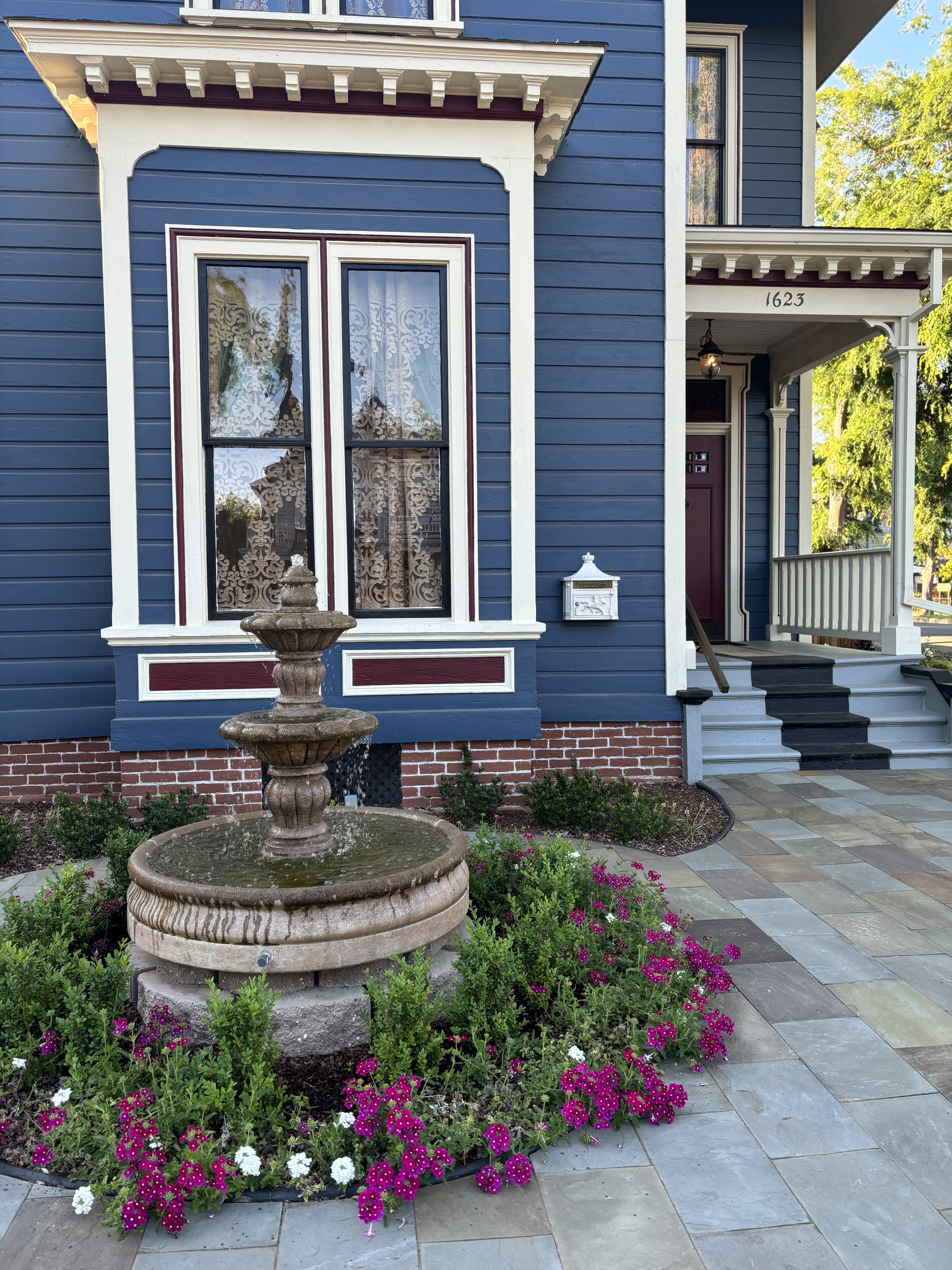 Historic Home in Downtown for a Couple or Group