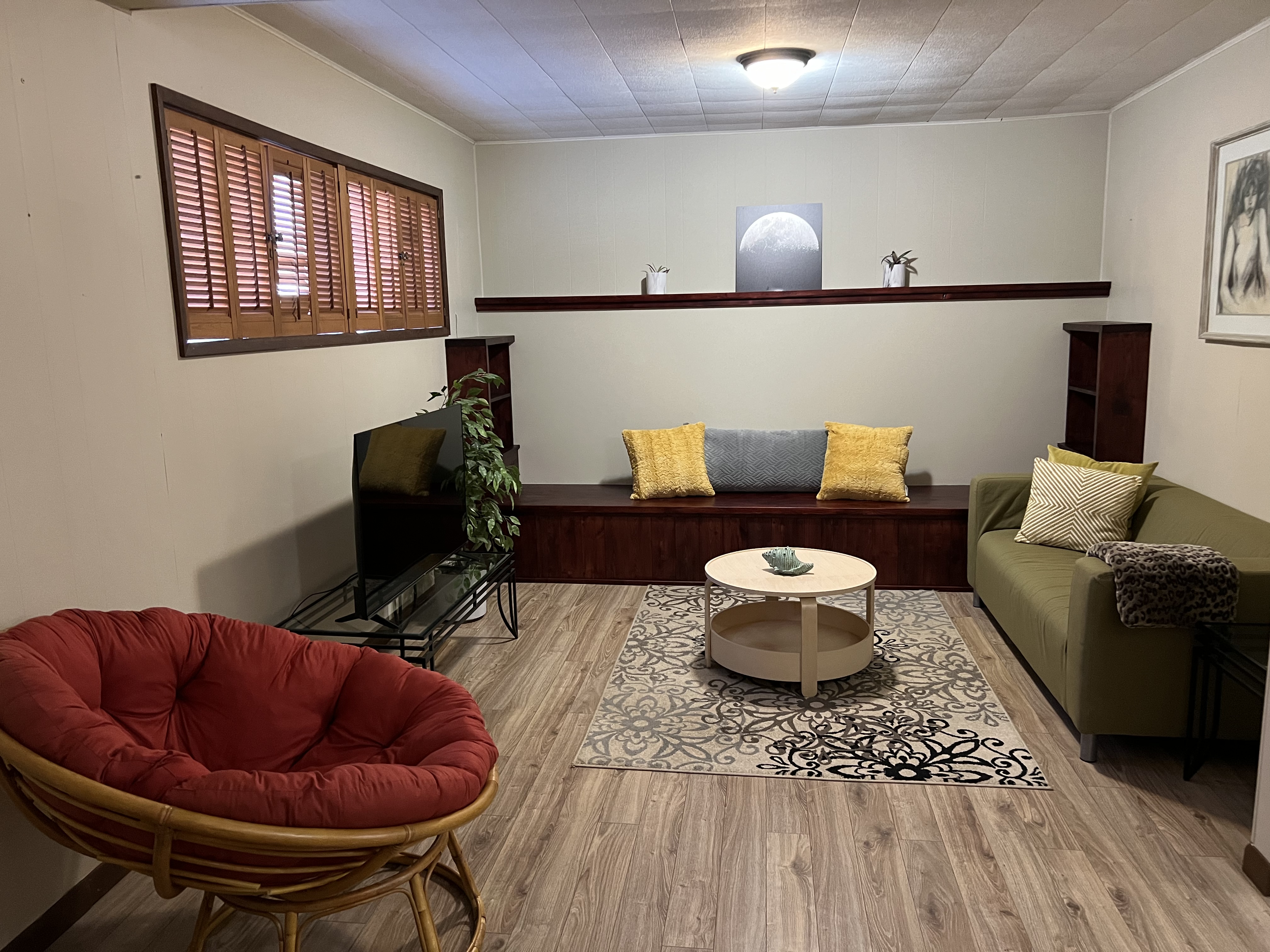 2 BR apt w/ boat trailer parking