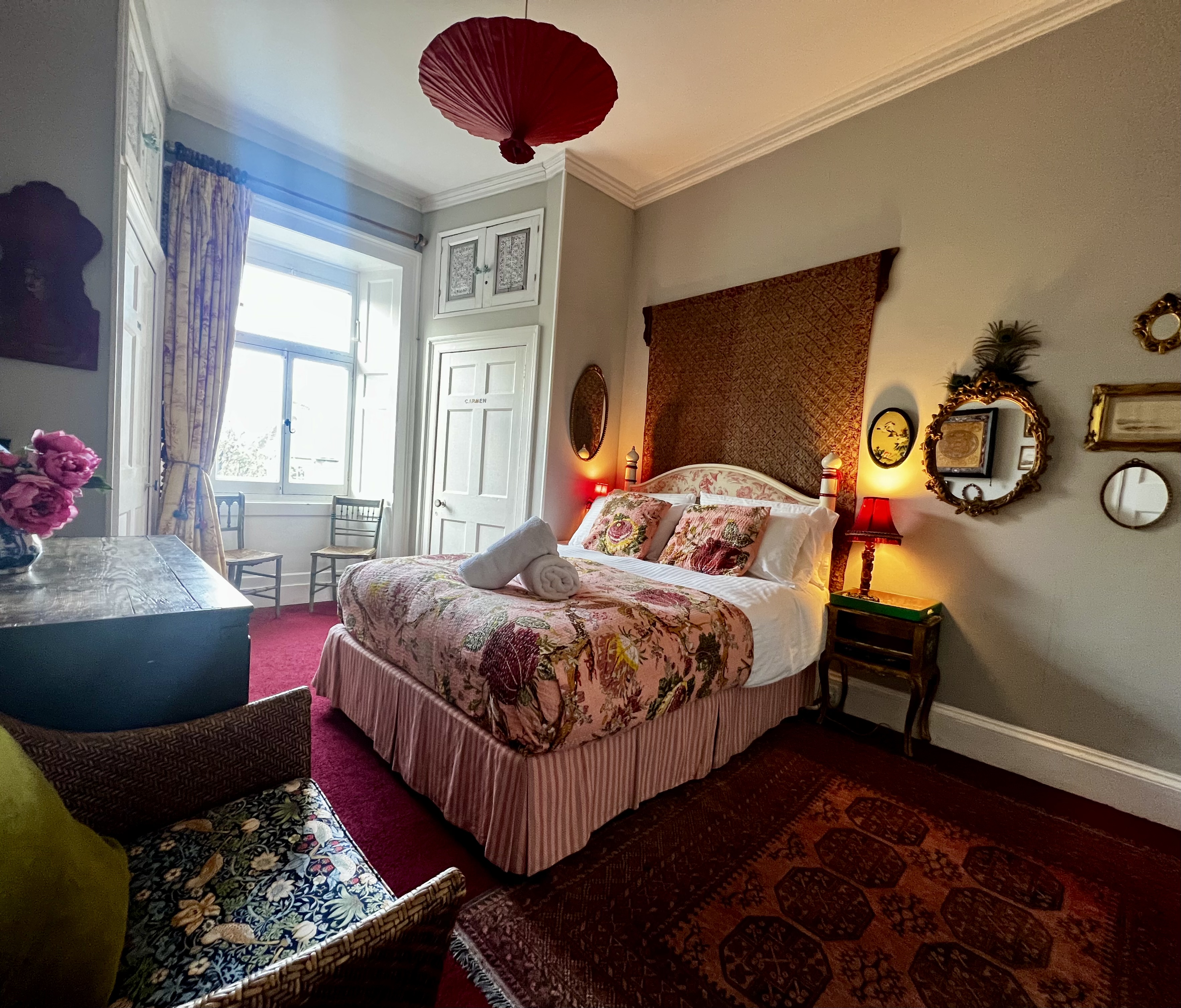Central Georgian Home with Parking, Art & Antiques in Abbeyhill, Edinburgh