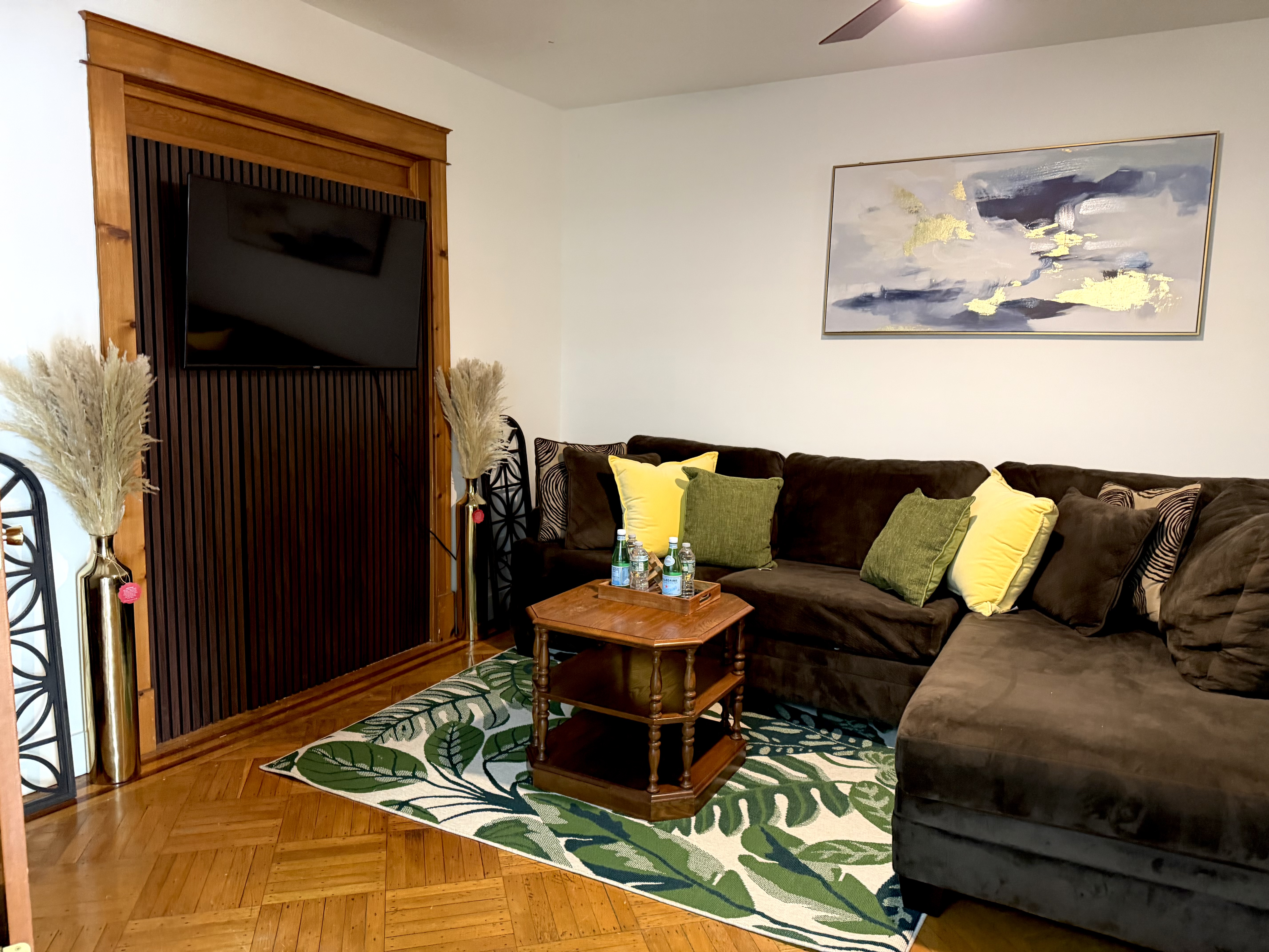 Airy 5Br-2Ba,Kids Rm, 6TVs,Pvt Fence-yard&Parking! in TENTH WARD, Albany