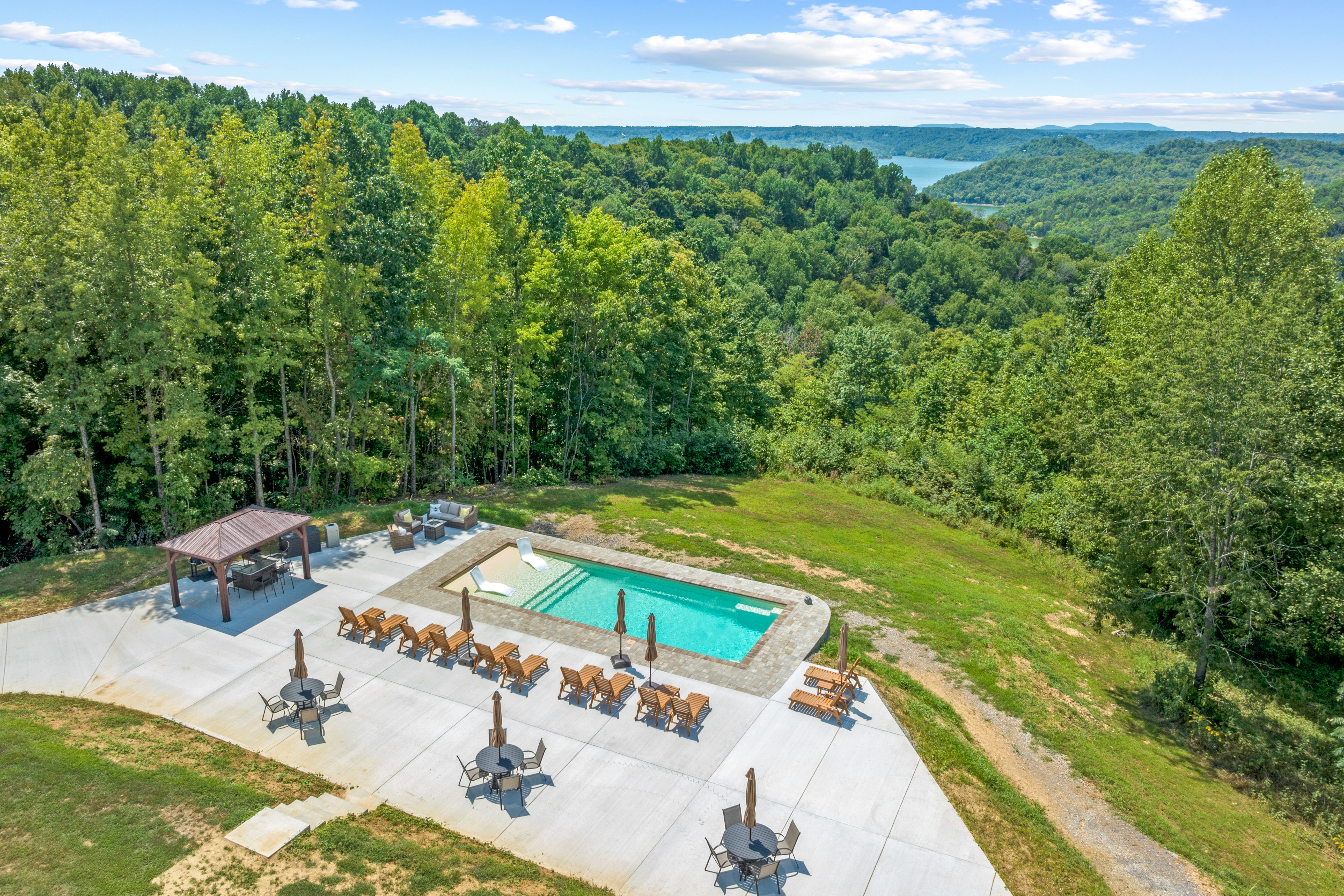TN Getaway on Center Hill Lake- South Wing Only