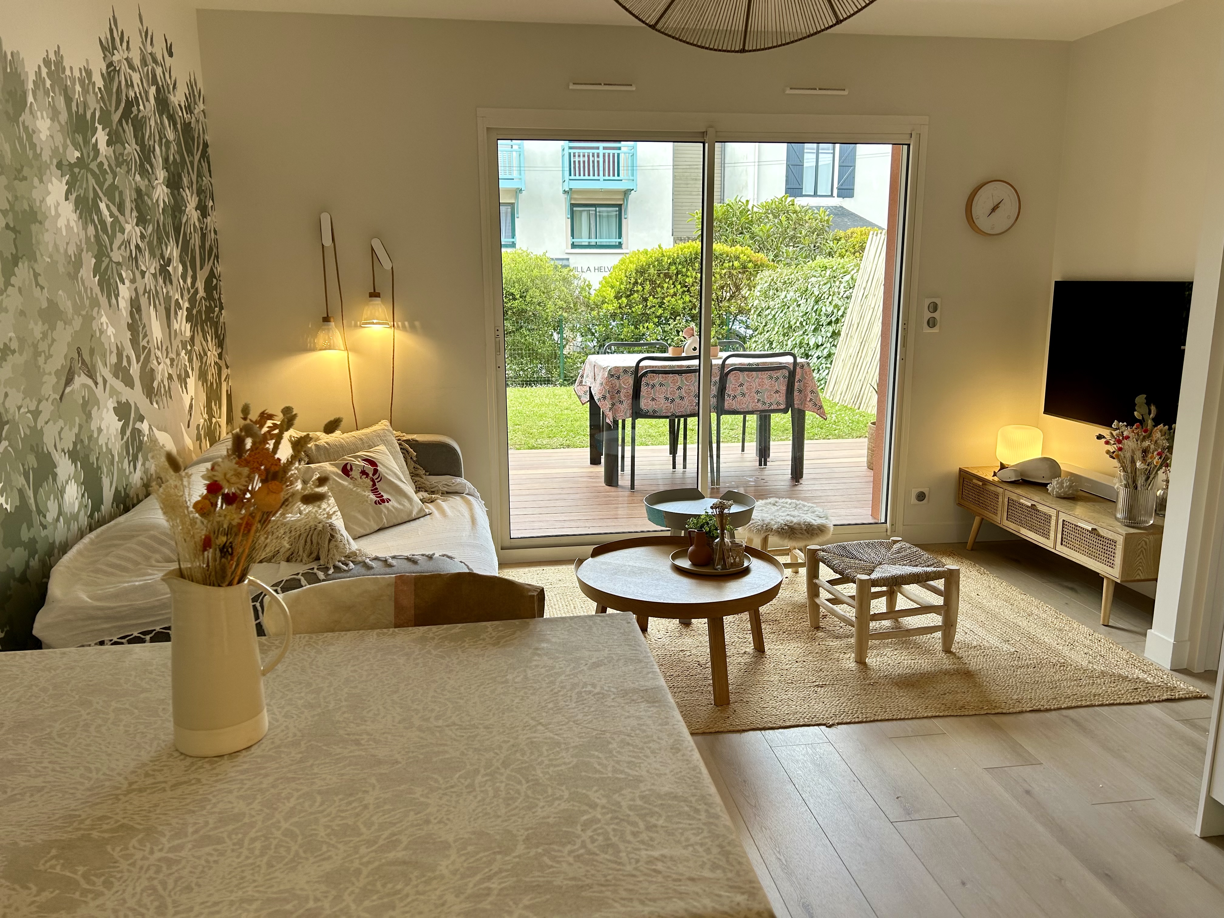 Cozy garden floor, beach on foot