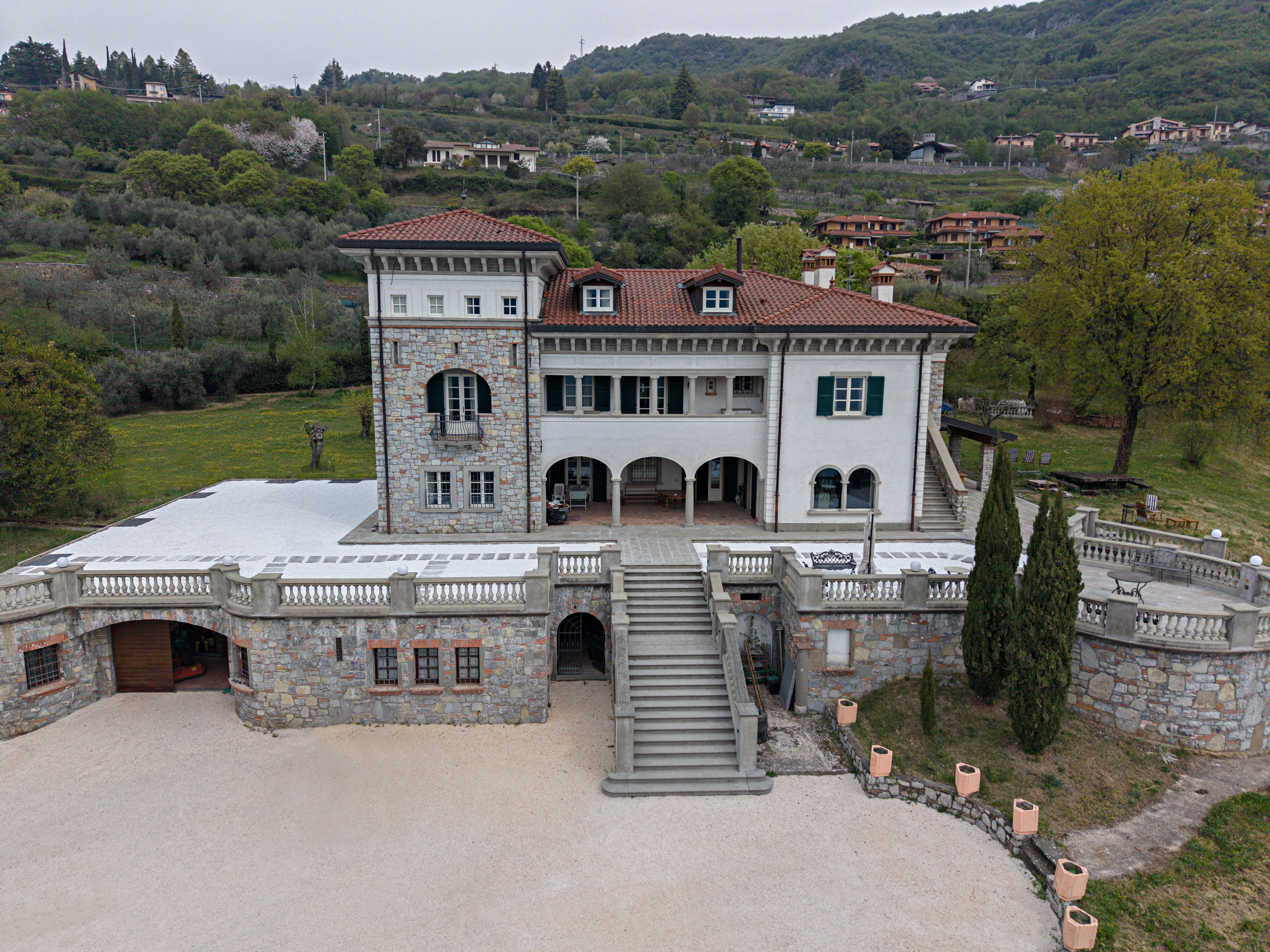 Villa Hélène - Suite Hélène (Apt1) in Riva di Solto, Bergamo
