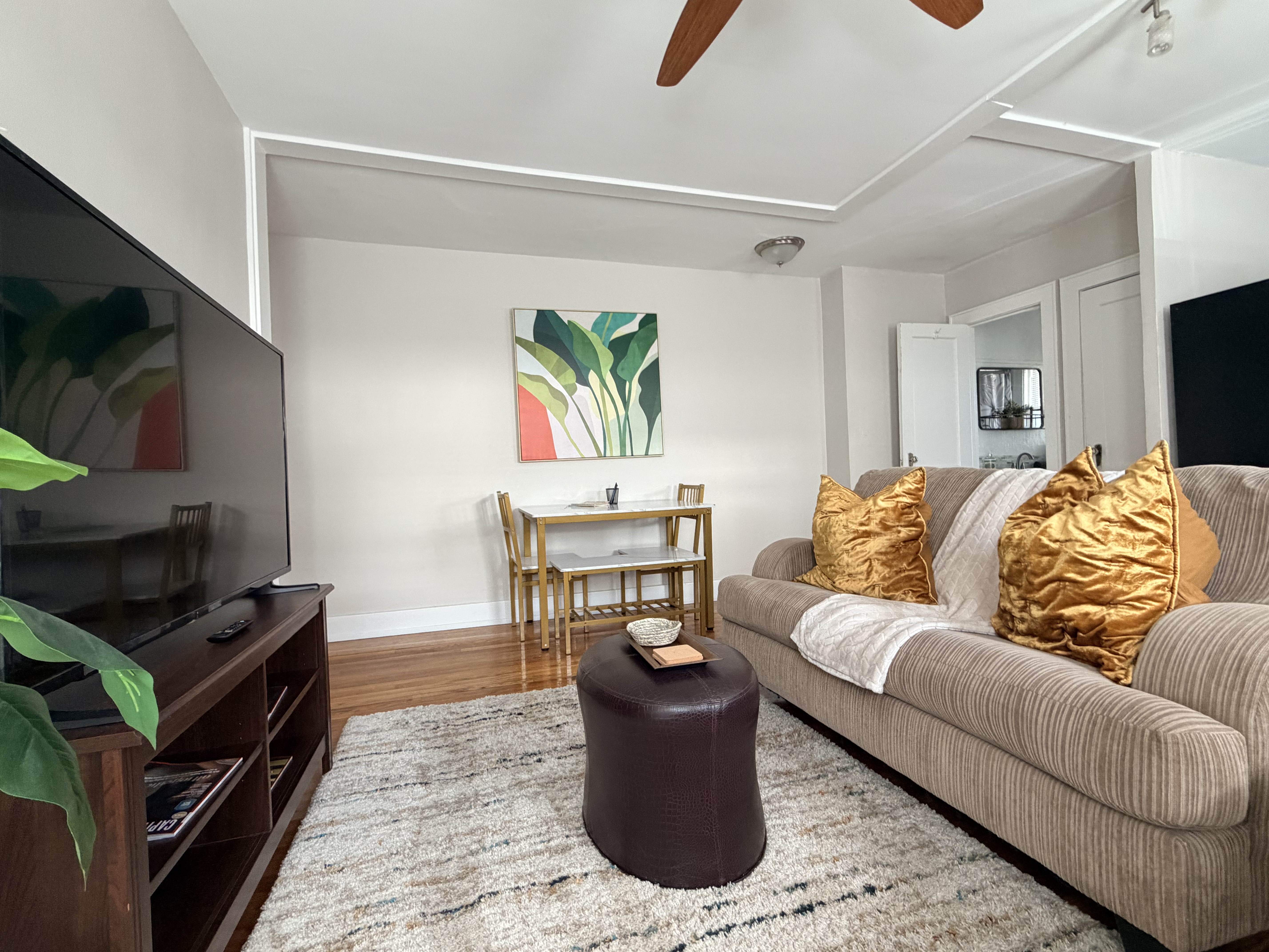 Stylish top floor apt w/parking in THIRTEENTH WARD, Albany