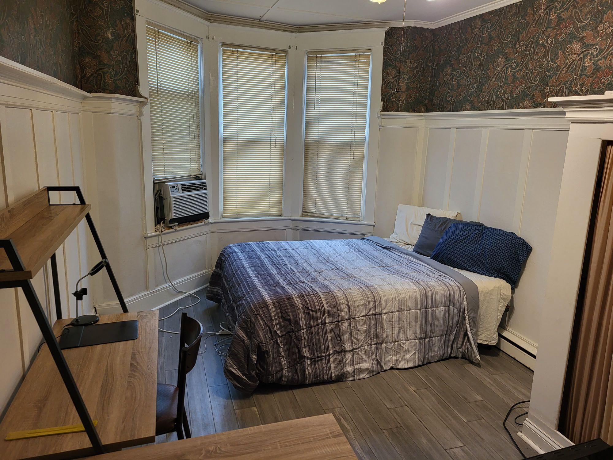 The spacious room w/ tv dresser/desk in ELEVENTH WARD, Albany