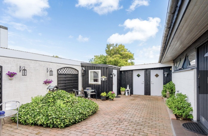 Small annex close to the beach