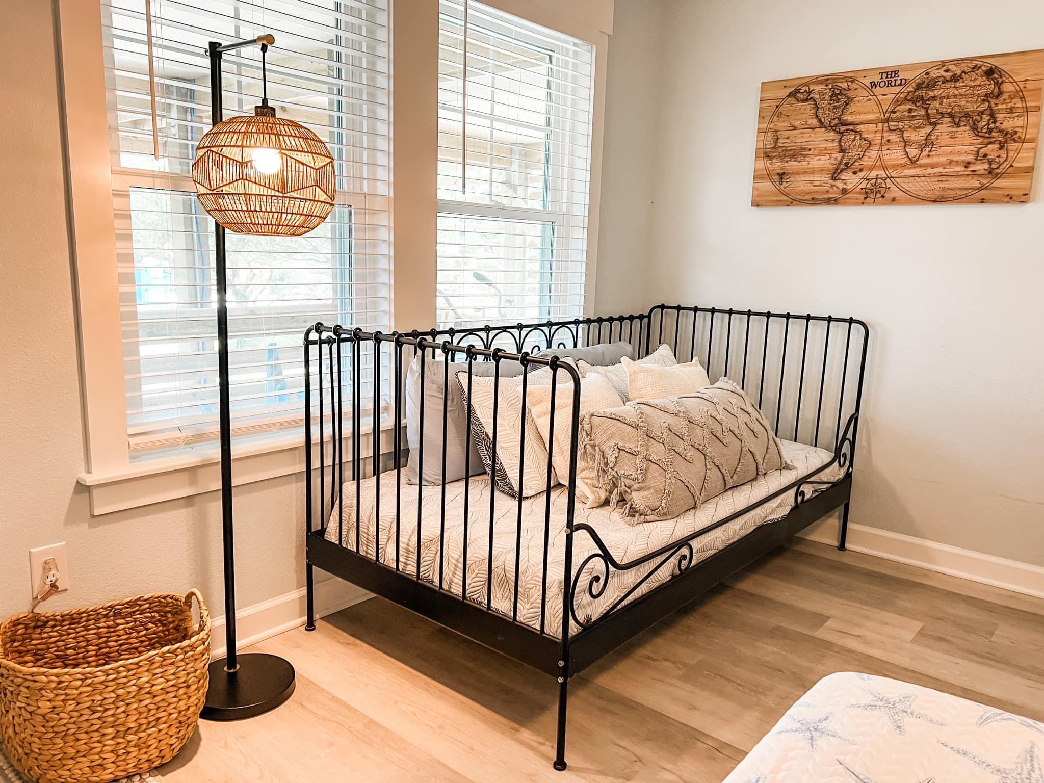 Cozy apartment steps from the ocean or sound!