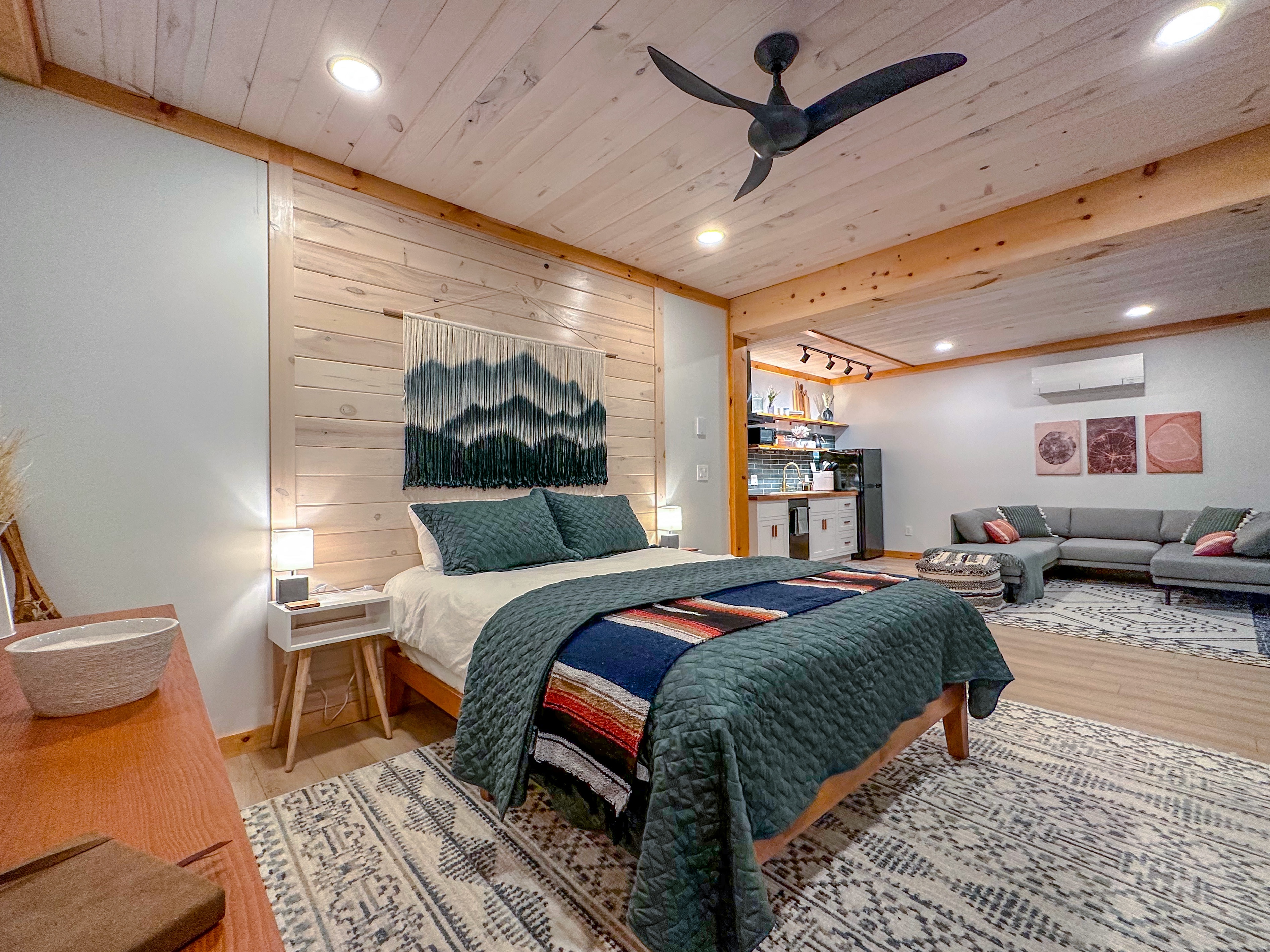 Modern & cozy suite in the woods