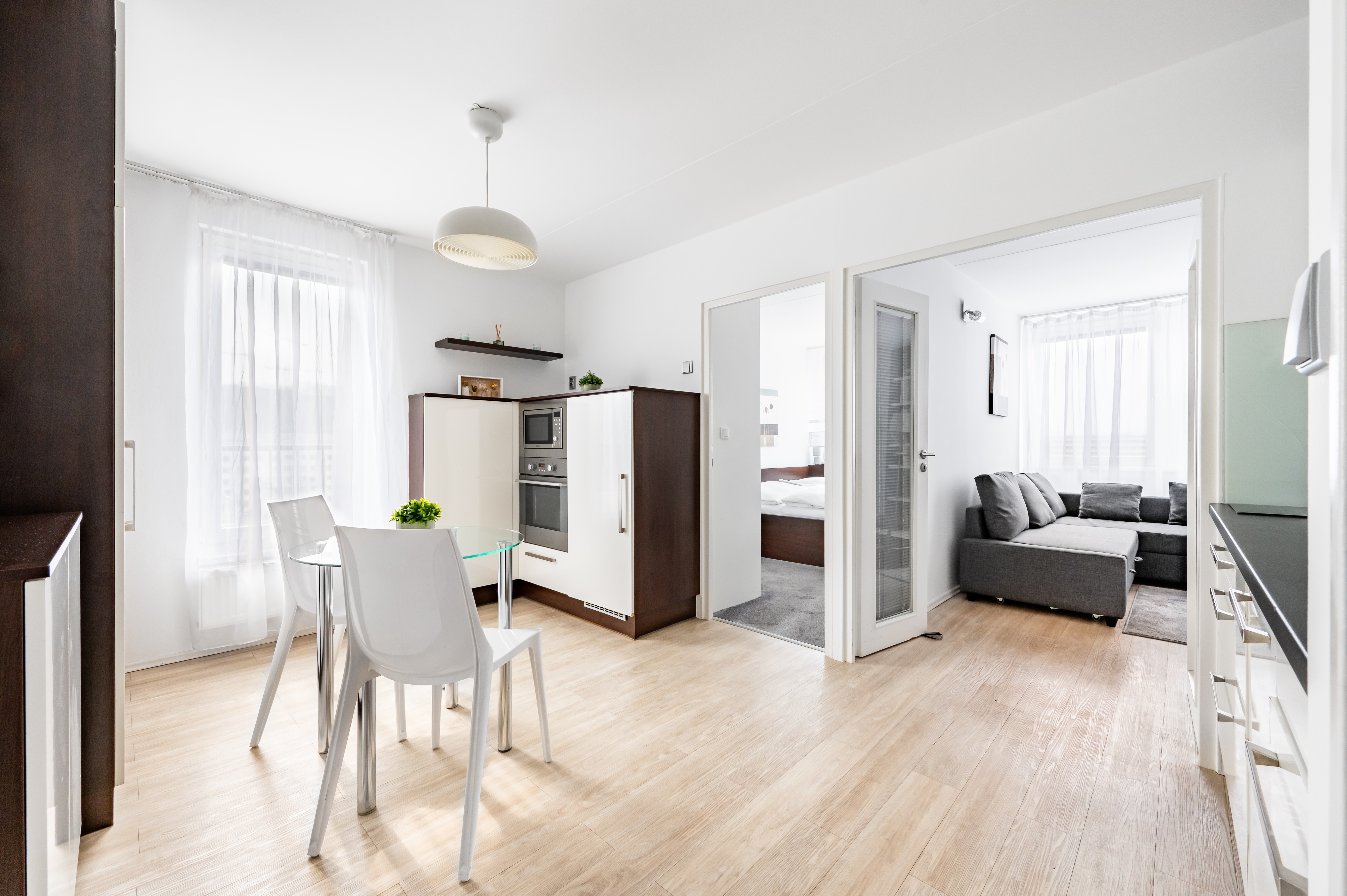 NEW/ FURNISHED/ 6 MINUTES TO CENTER