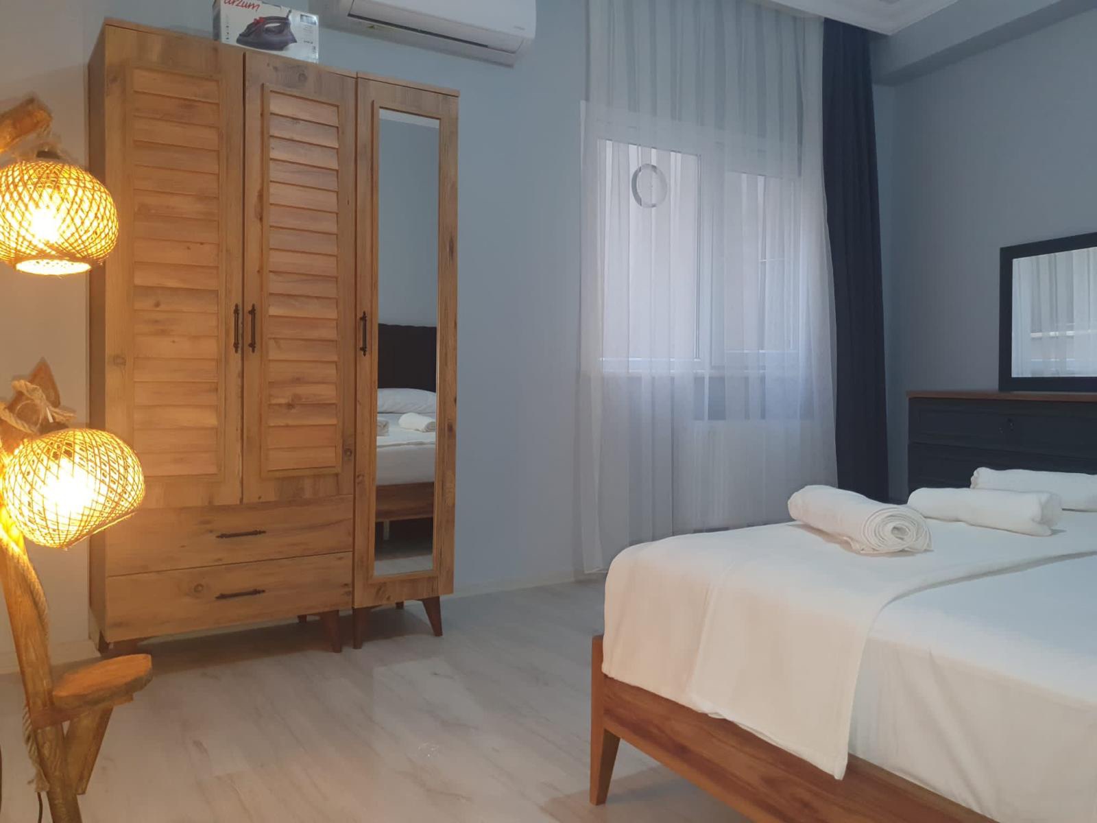 Kadıköy altıyol boğa heykeline ve sahile yakın