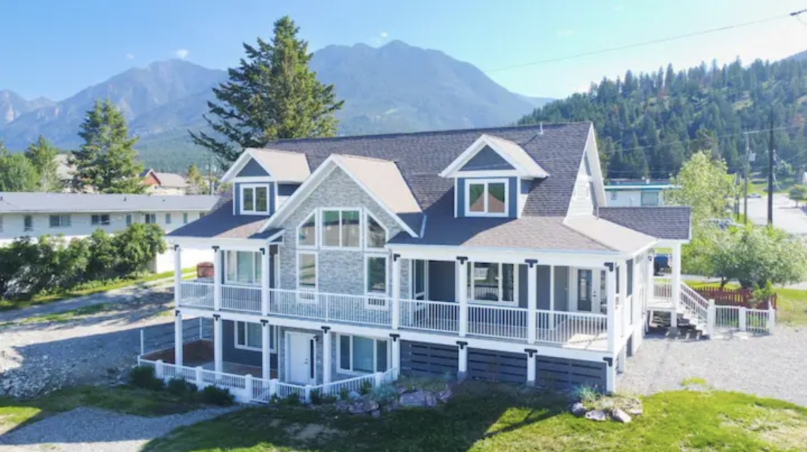 Large, beautiful home in the heart of Radium!