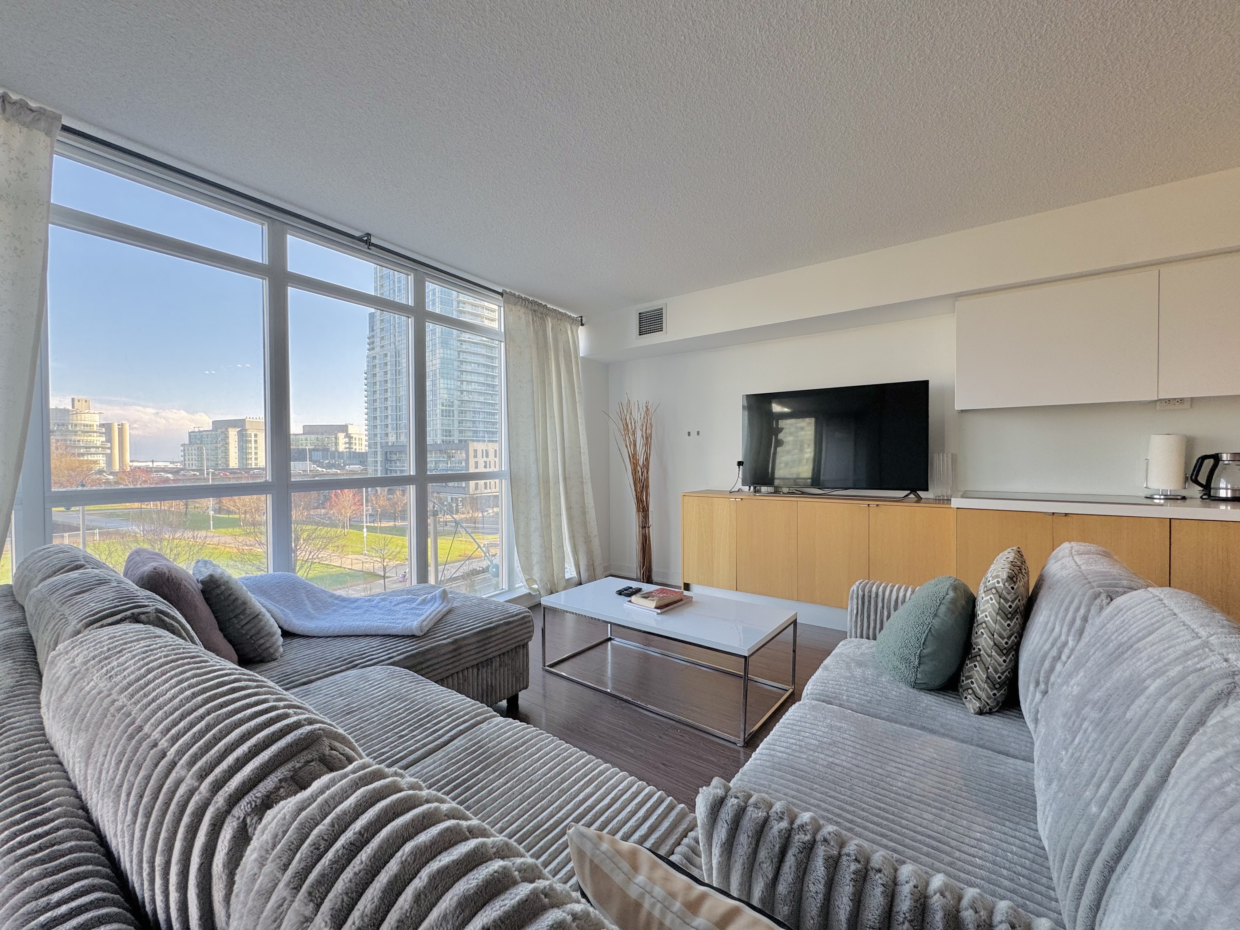 Spacious 2Bdrms/2Baths with 3 real beds + Pullout