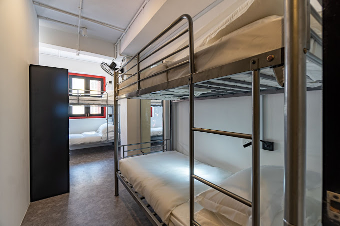 Chinatown: Room with 4 beds, 1 min walk to MRT