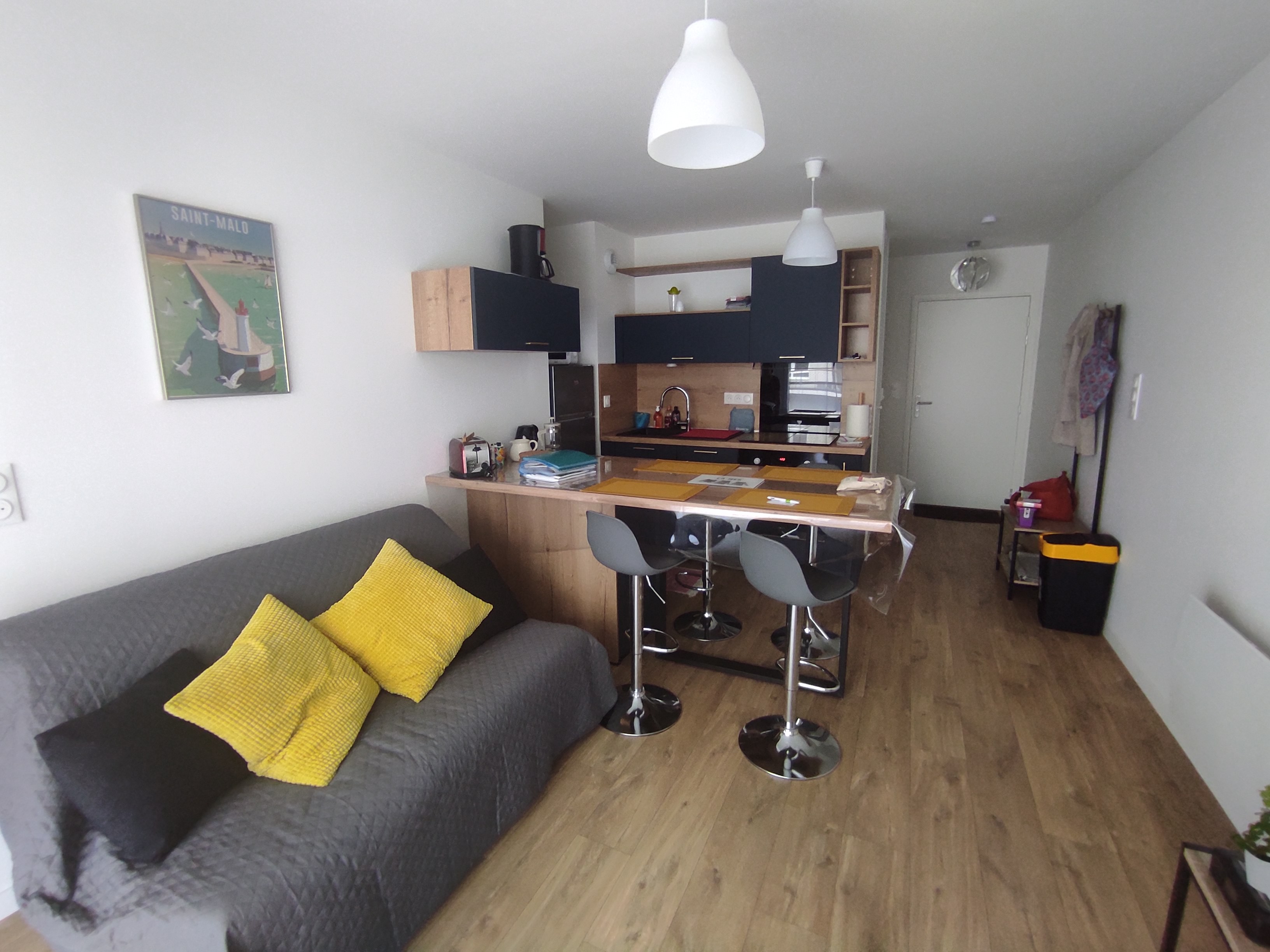 Beautiful apartment near train station and beach