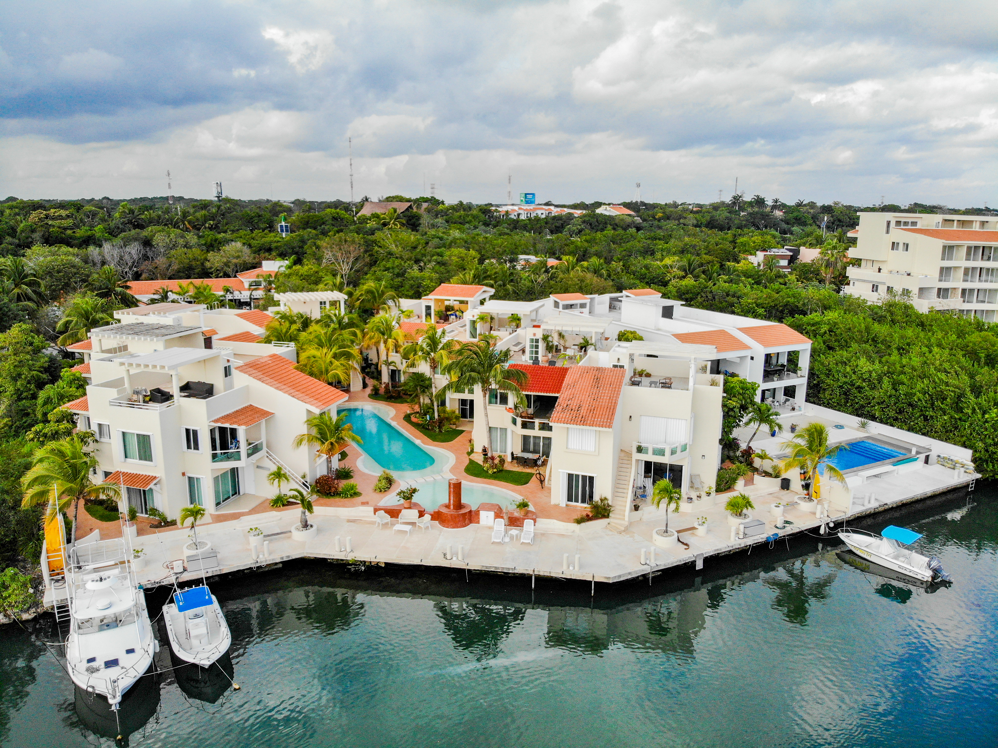 Stunning Large Remodeled Penthouse-Big Canal Views