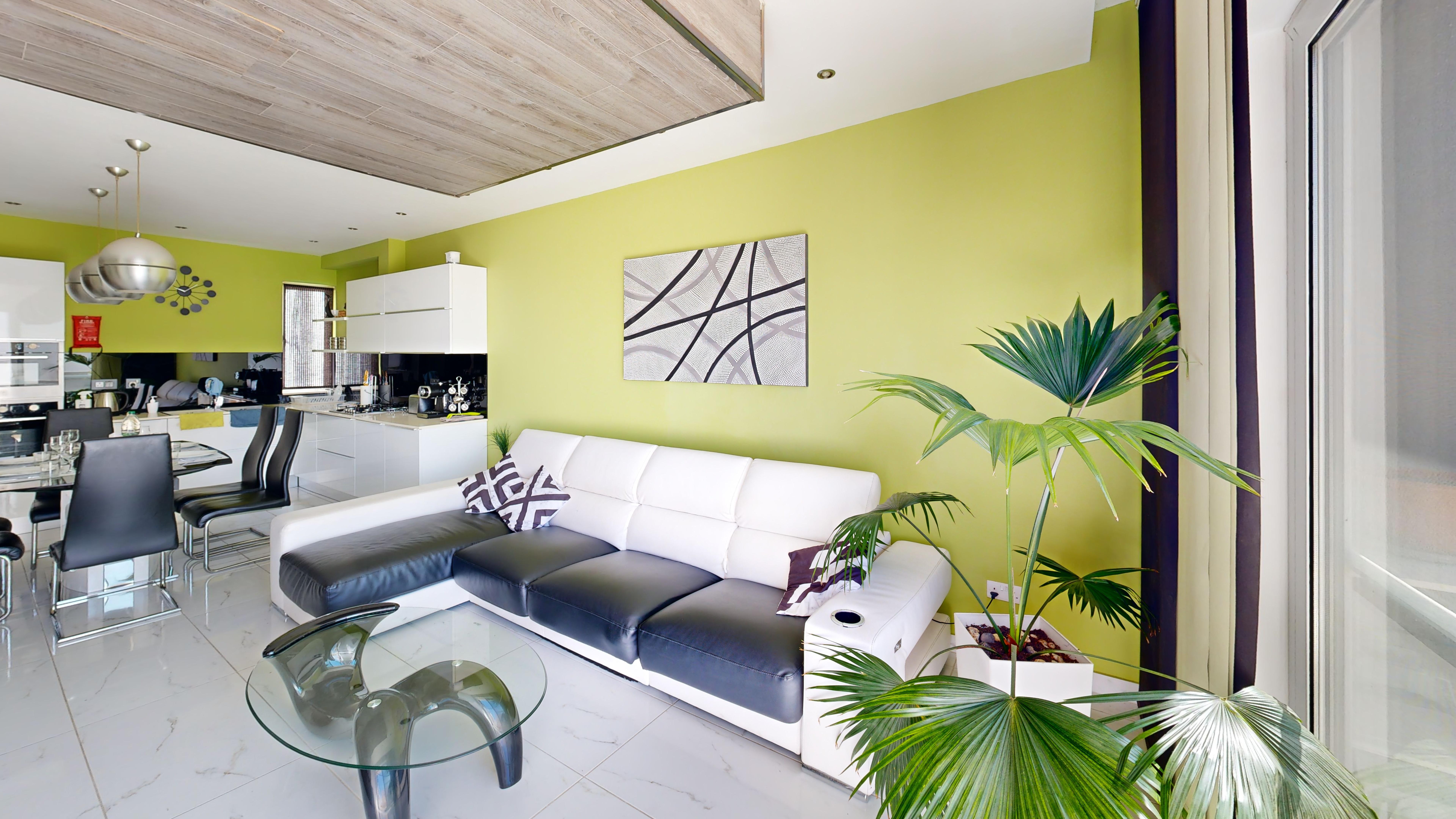 Amazing Spacious Apartment with BBQ & Jacuzzi