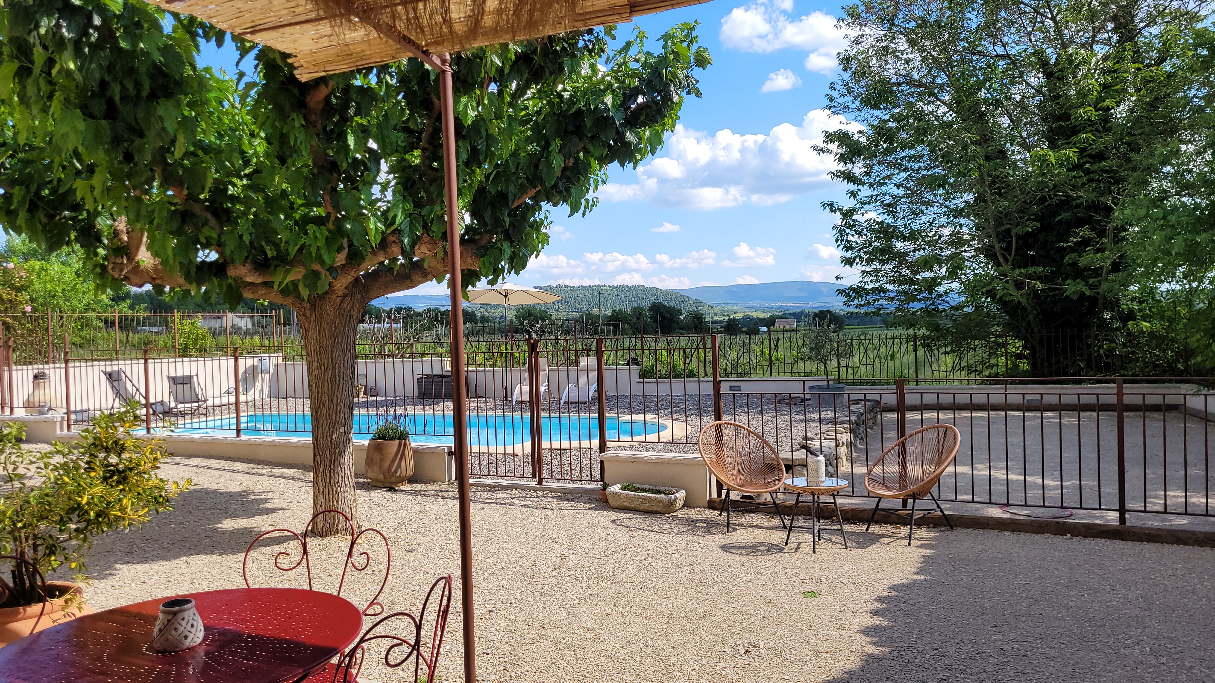 Gîte La Genestière surrounded by vineyards