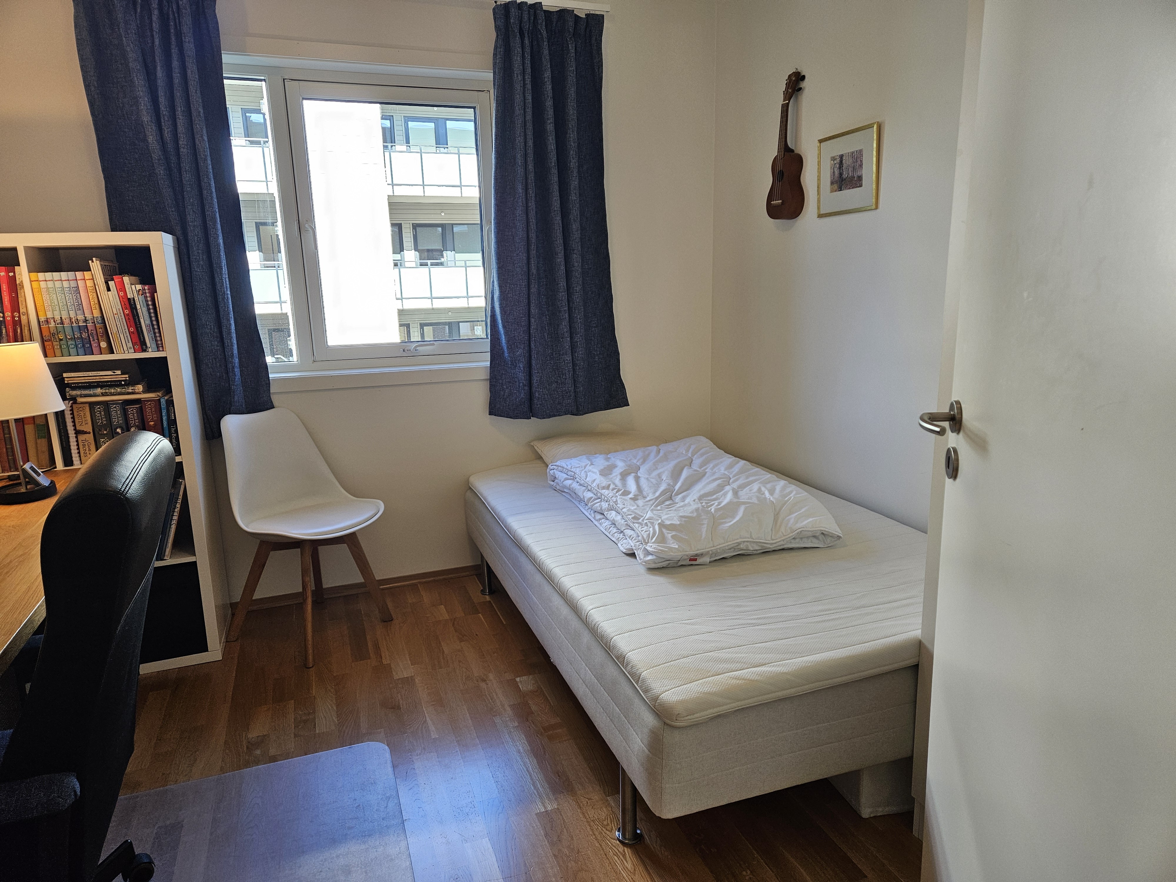 En suite bathroom - 300m from train station