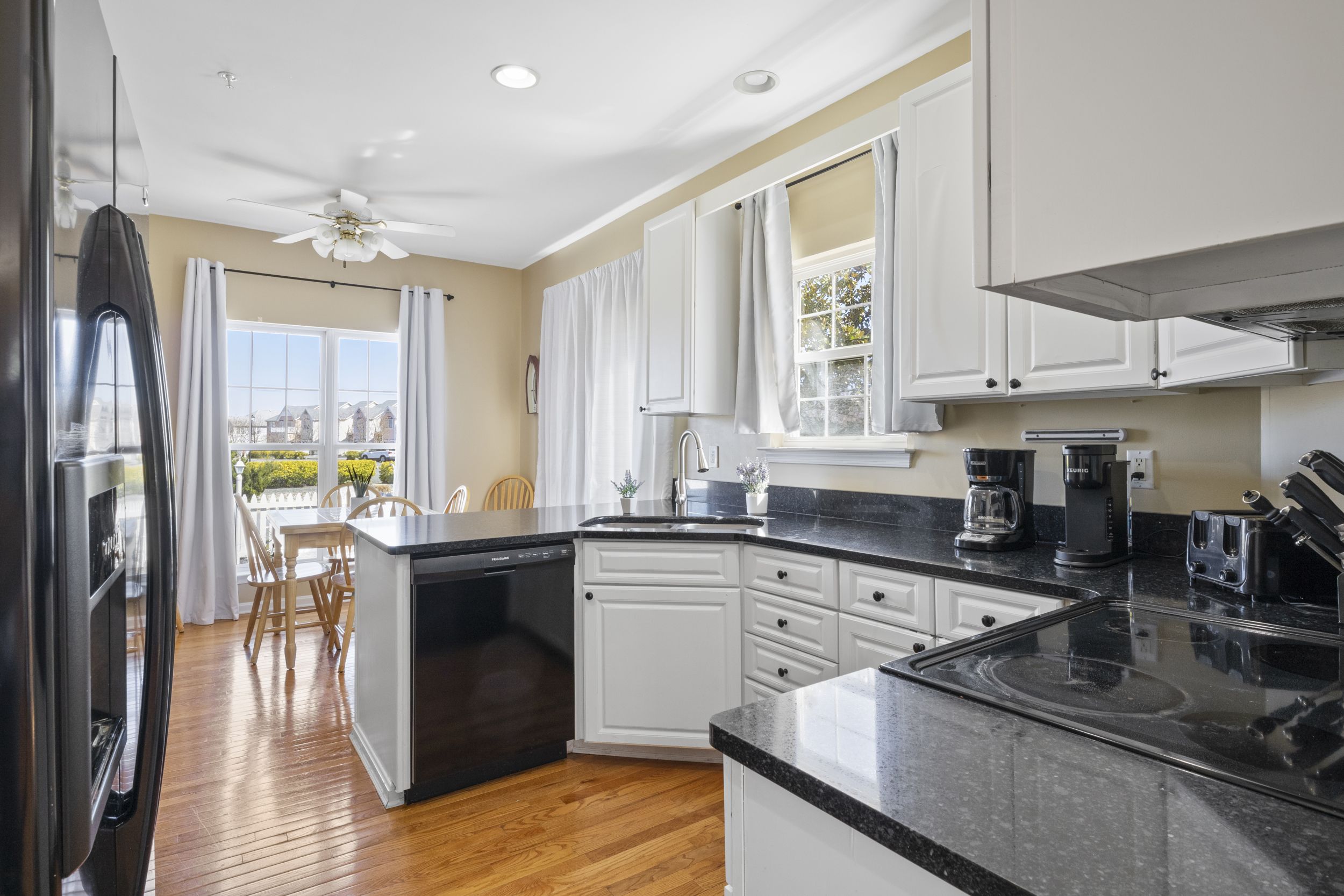 Dogfriendly~JetTub~KingBed~Walk2marina~Golf~Firepl