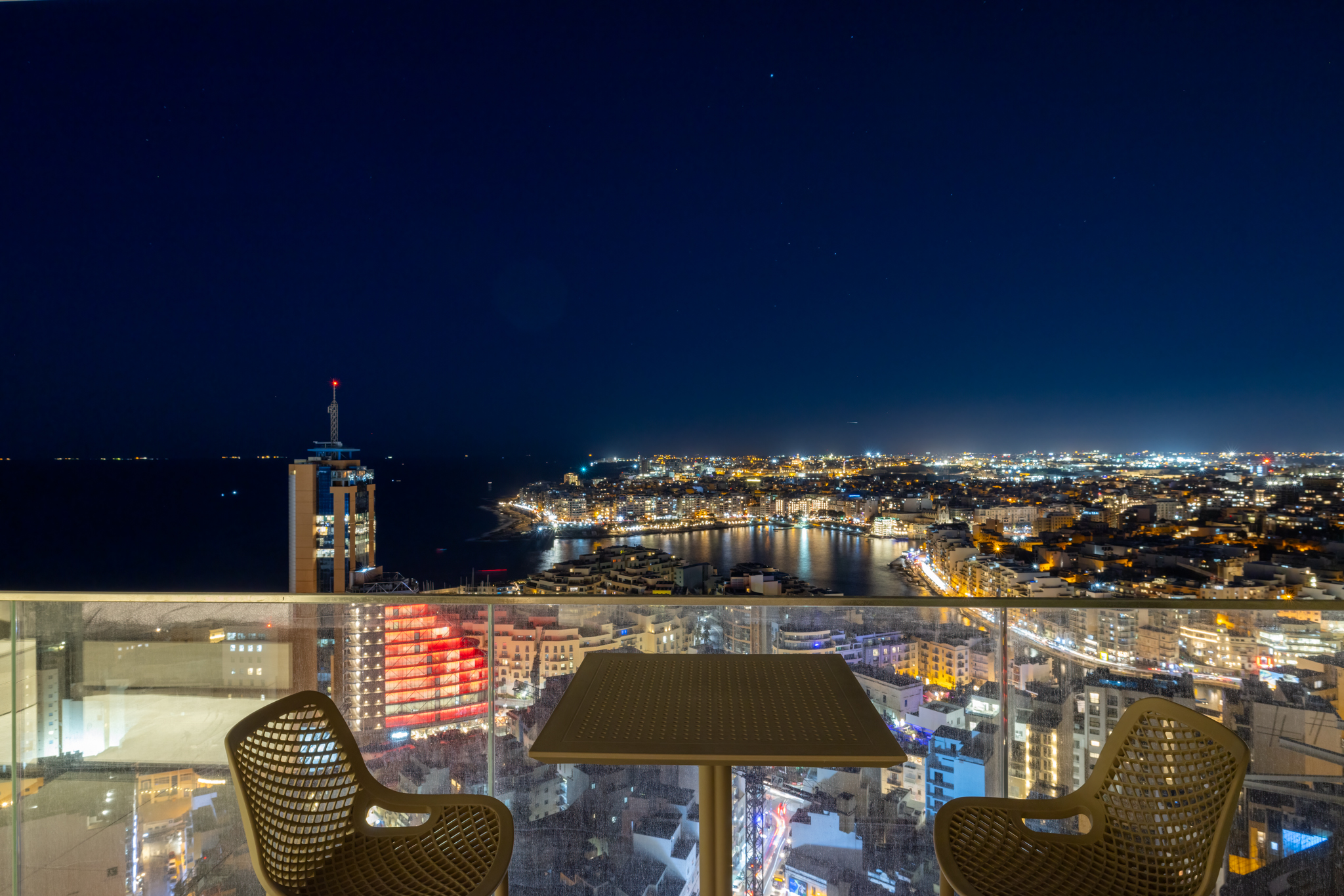 Central High Apt with a Stunning Unbeatable View!