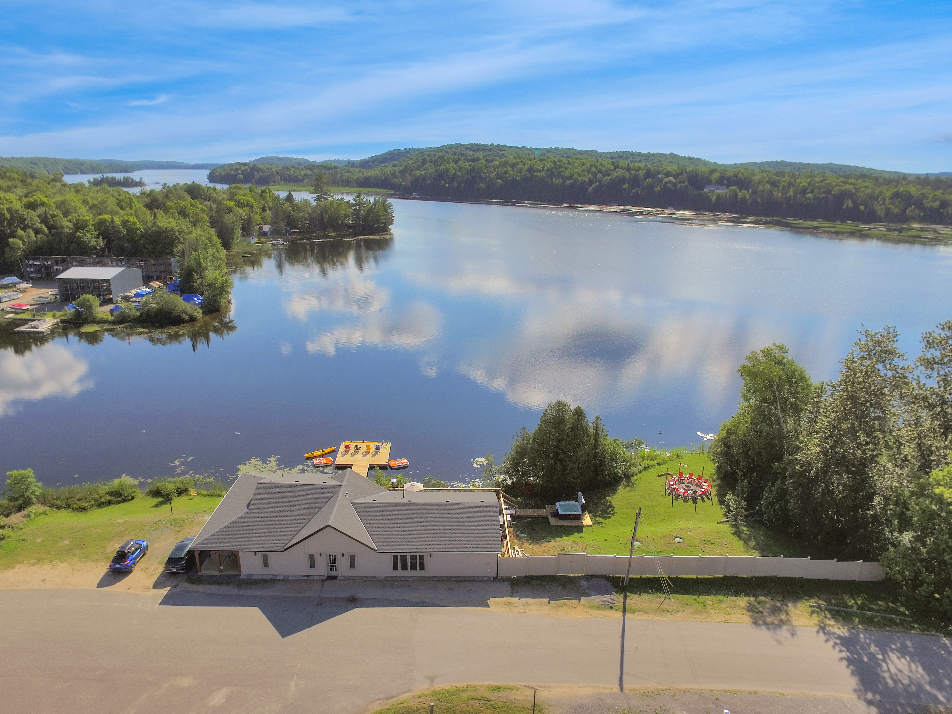 Lake Front Luxury Cottage 
4 Rooms and 4 Washrooms