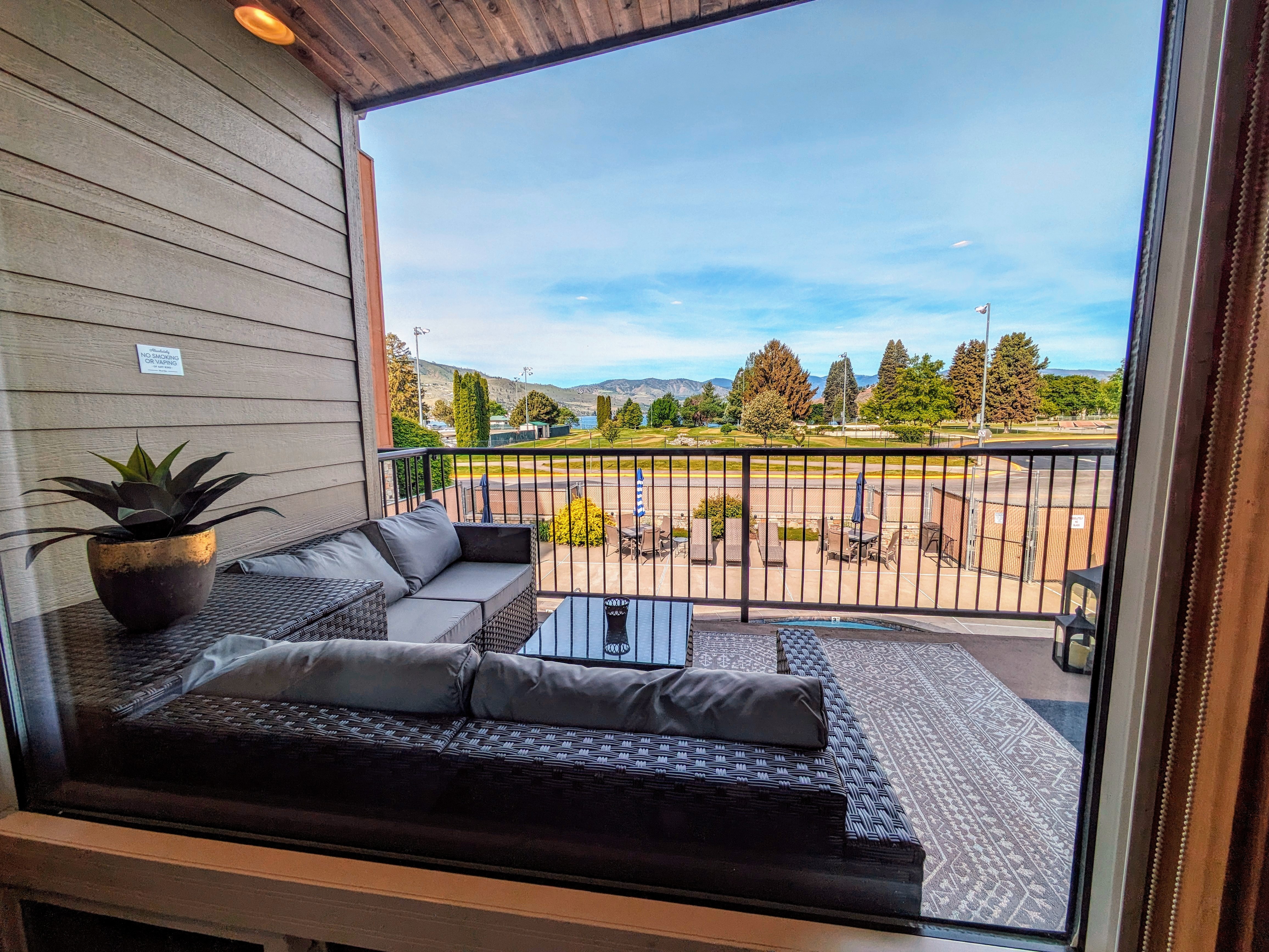 Downtown Retreat: Walkable, LAKE VIEWS, AC & Pool!