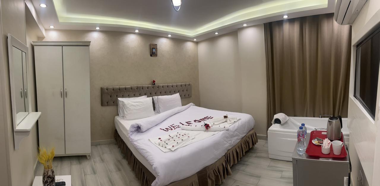 Jacuzzi Bed & Breakfast full Pyramids view