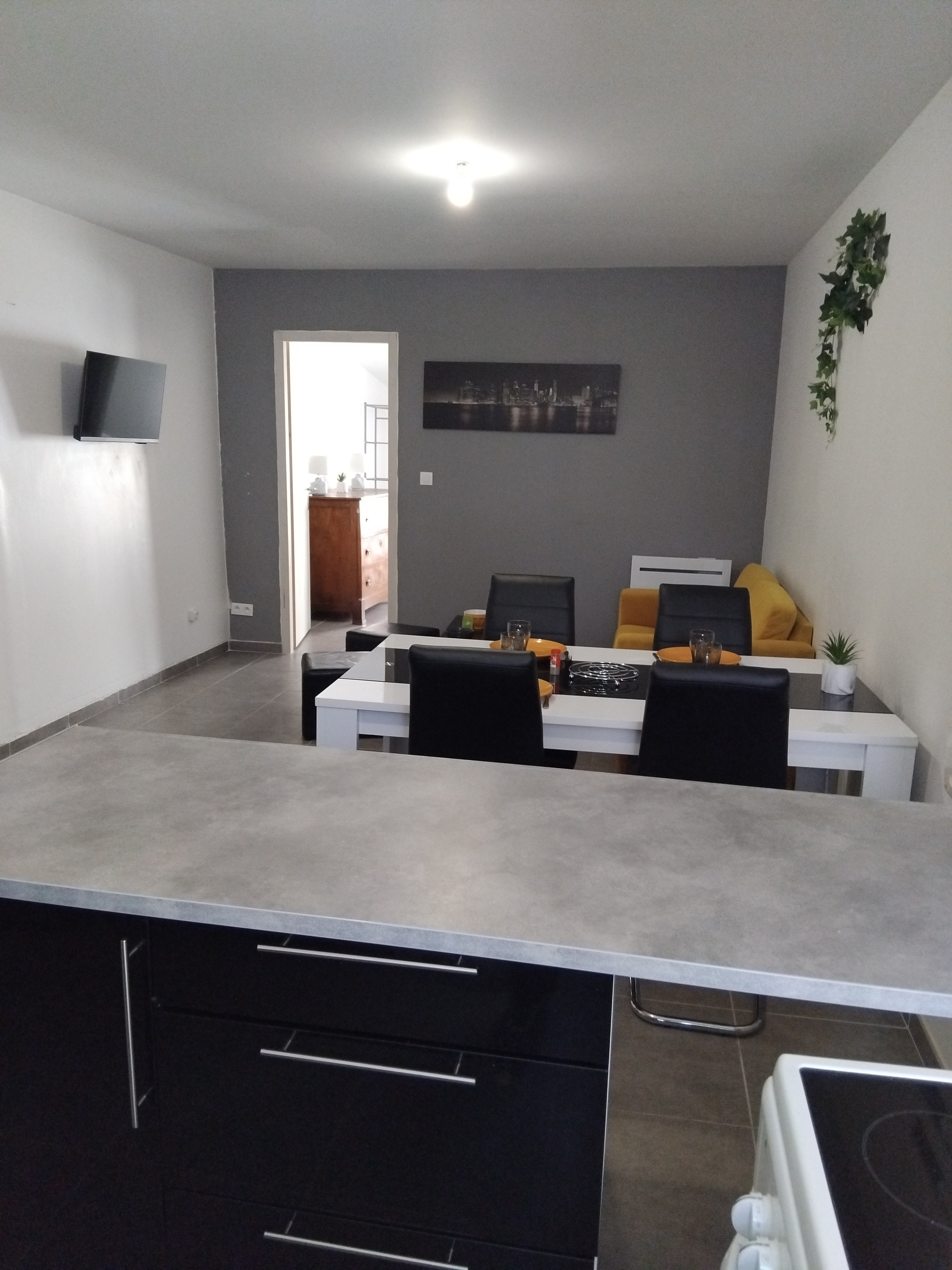 F3 bright quiet 2-5 people free parking