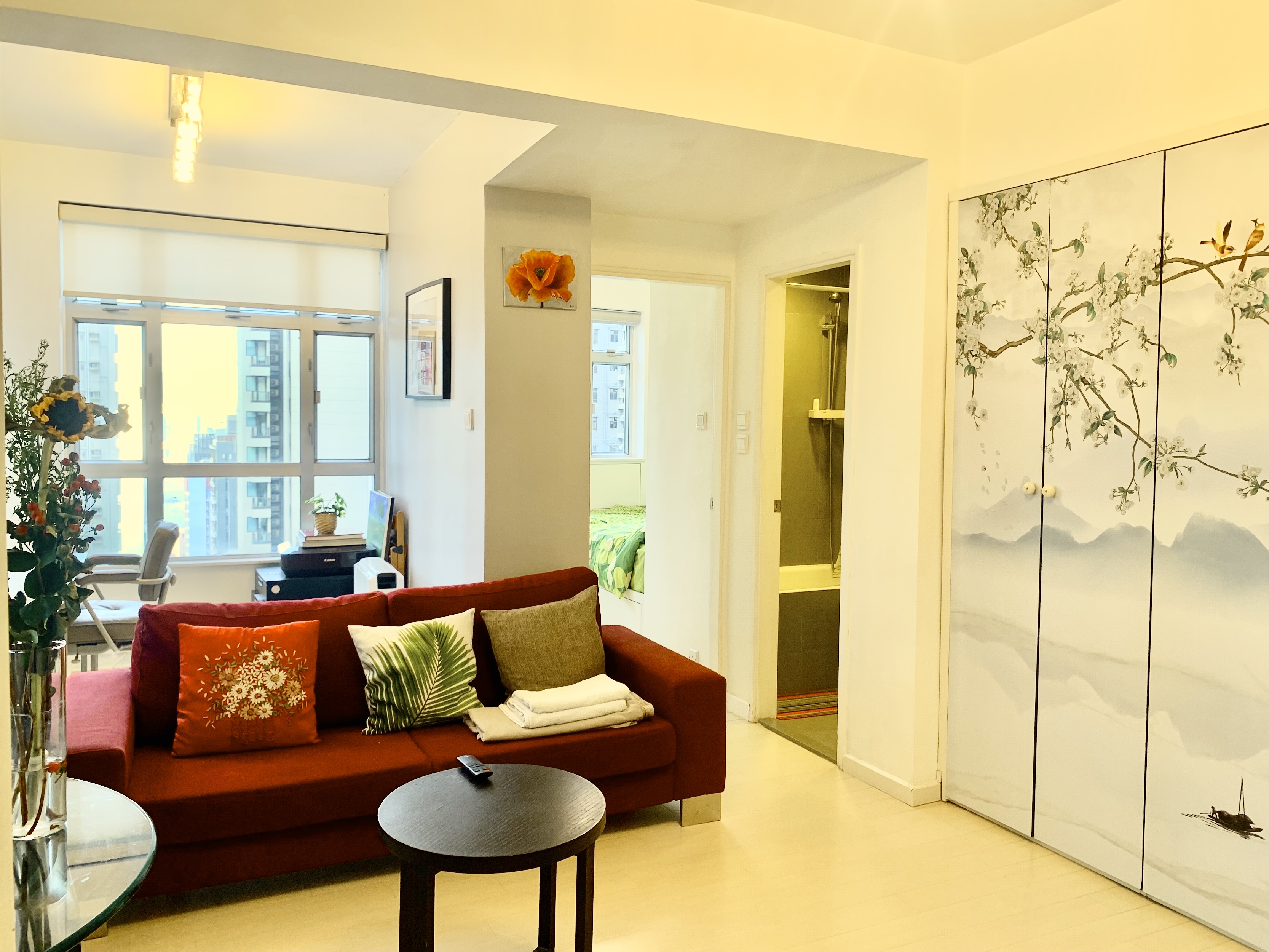 Mid-level 1br/1ba by escalator