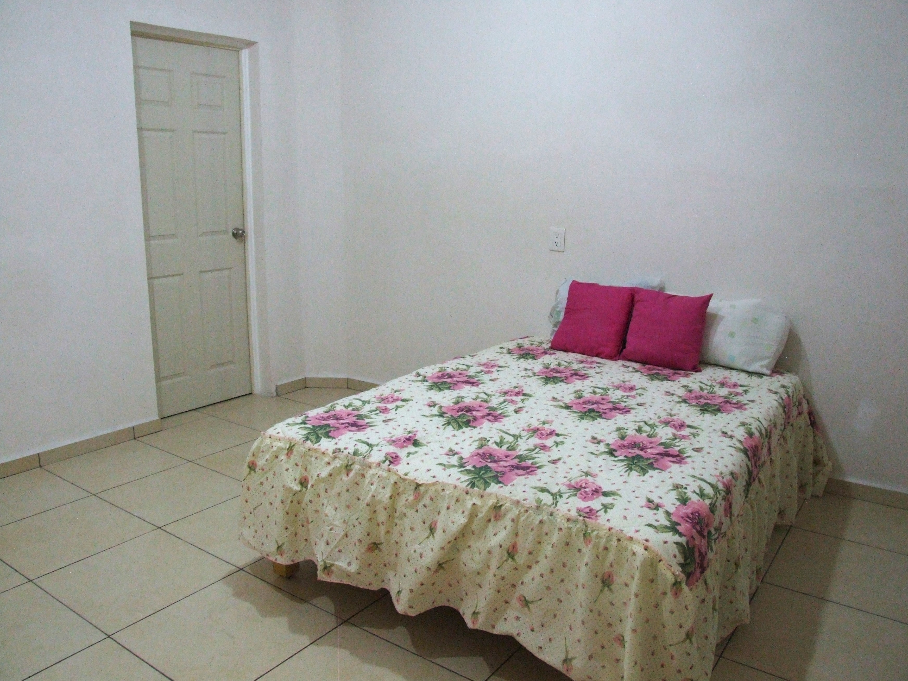 Spacious private room very close to downtown