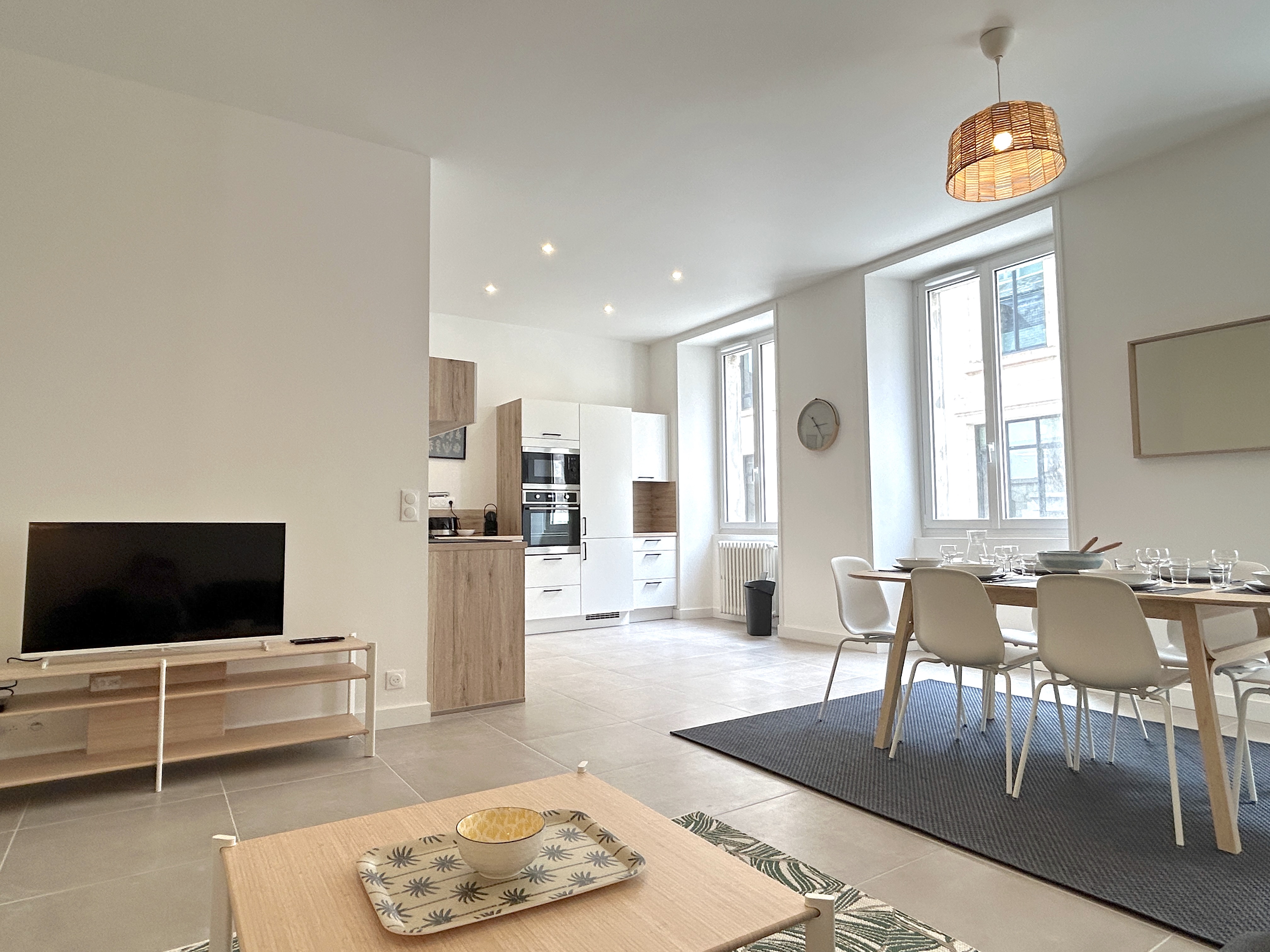 Pool afloat, bright and central apartment