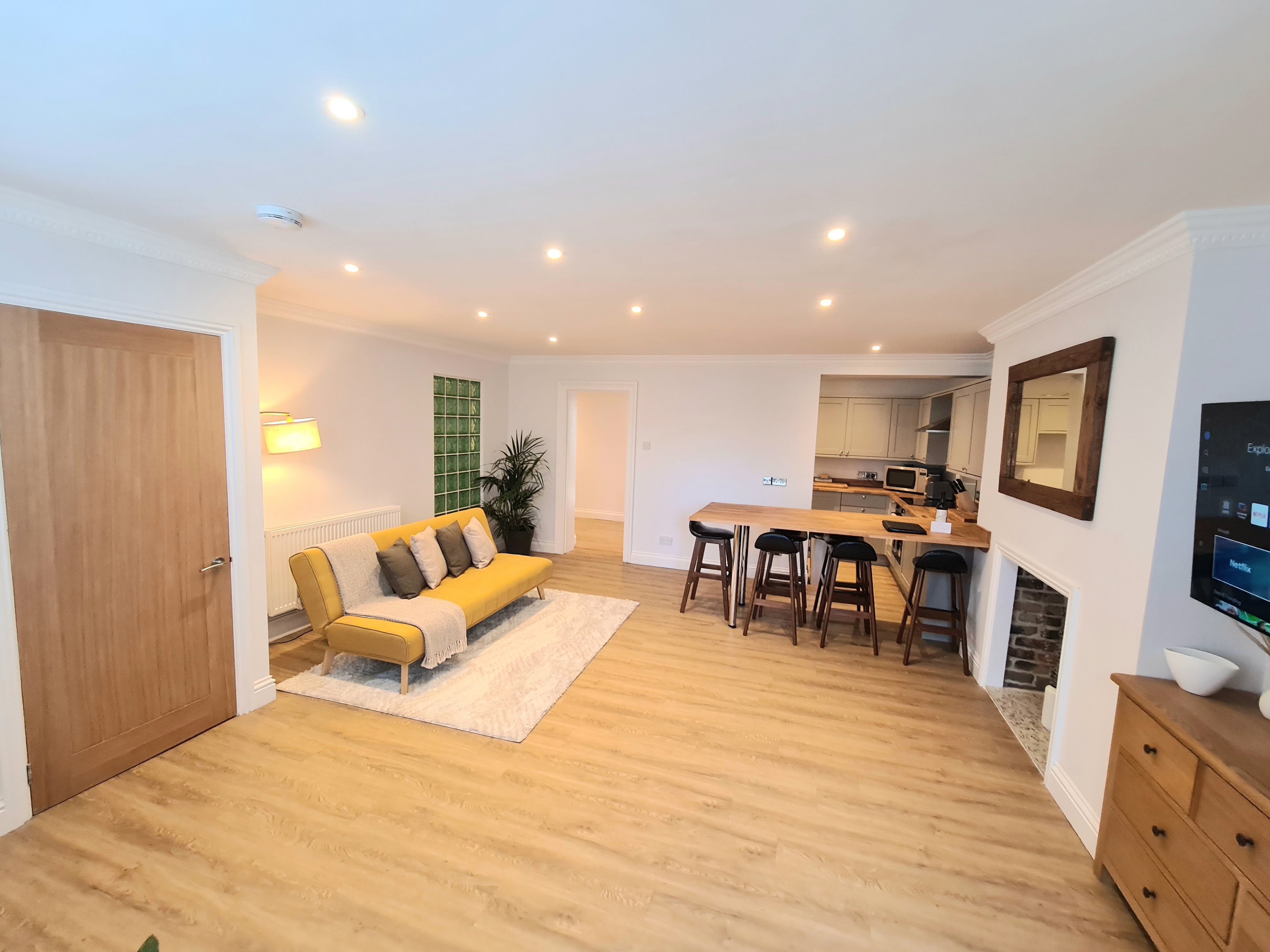 Luxury, Spacious 3 Bed Seafront Apt with parking