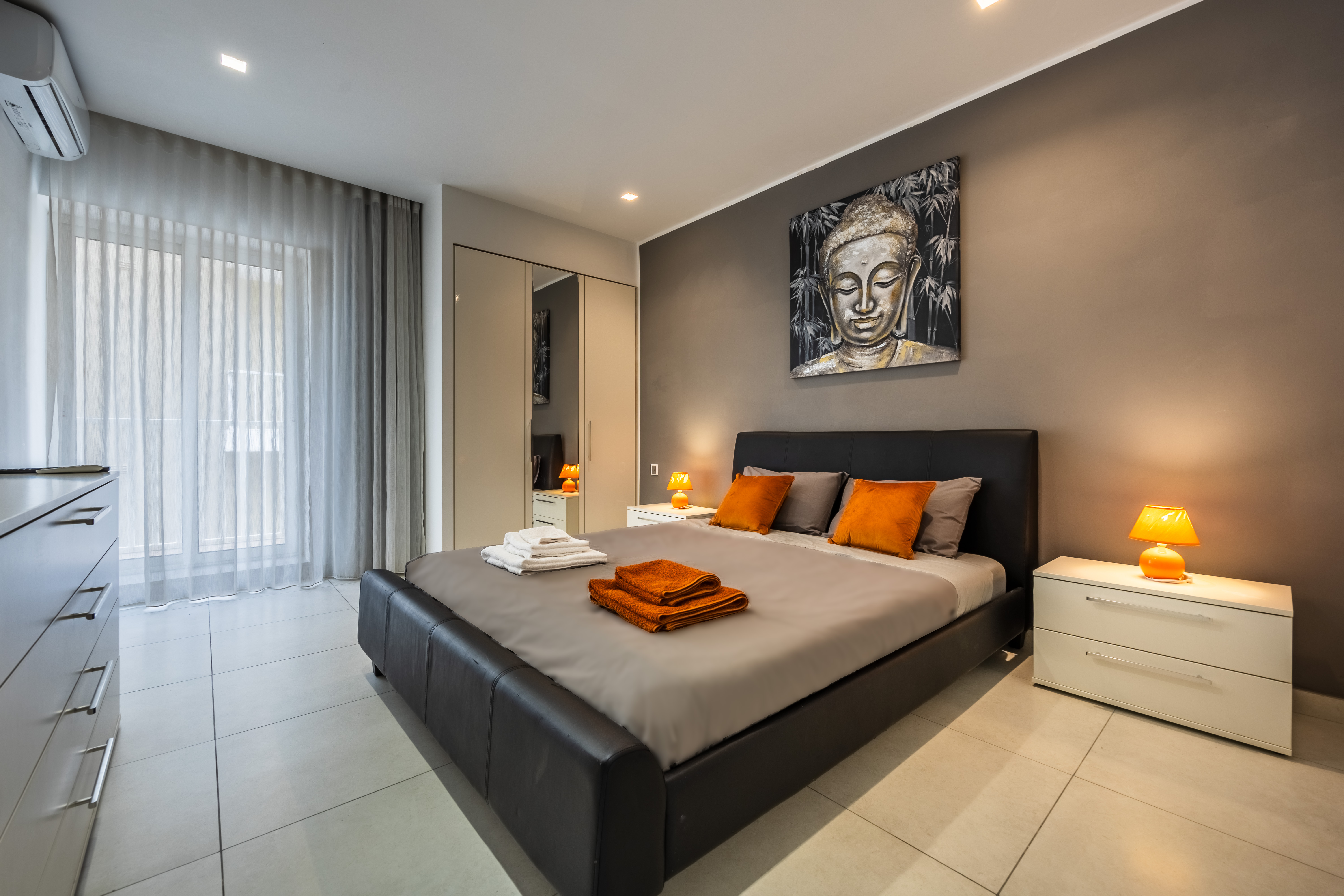 Modern apartment direct access to Sliema beach