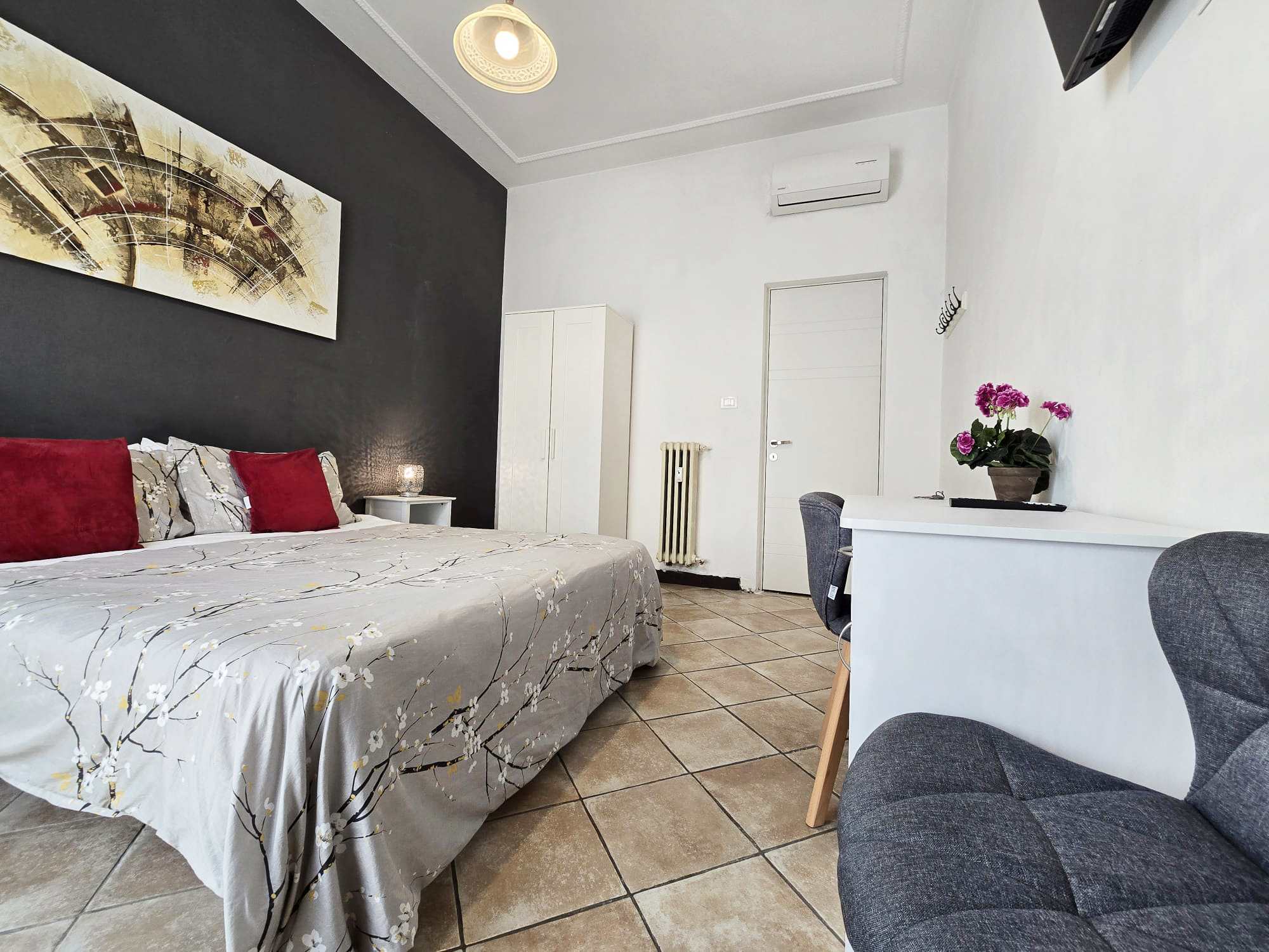 Double/twin room shared WC near Coliseum/Termini