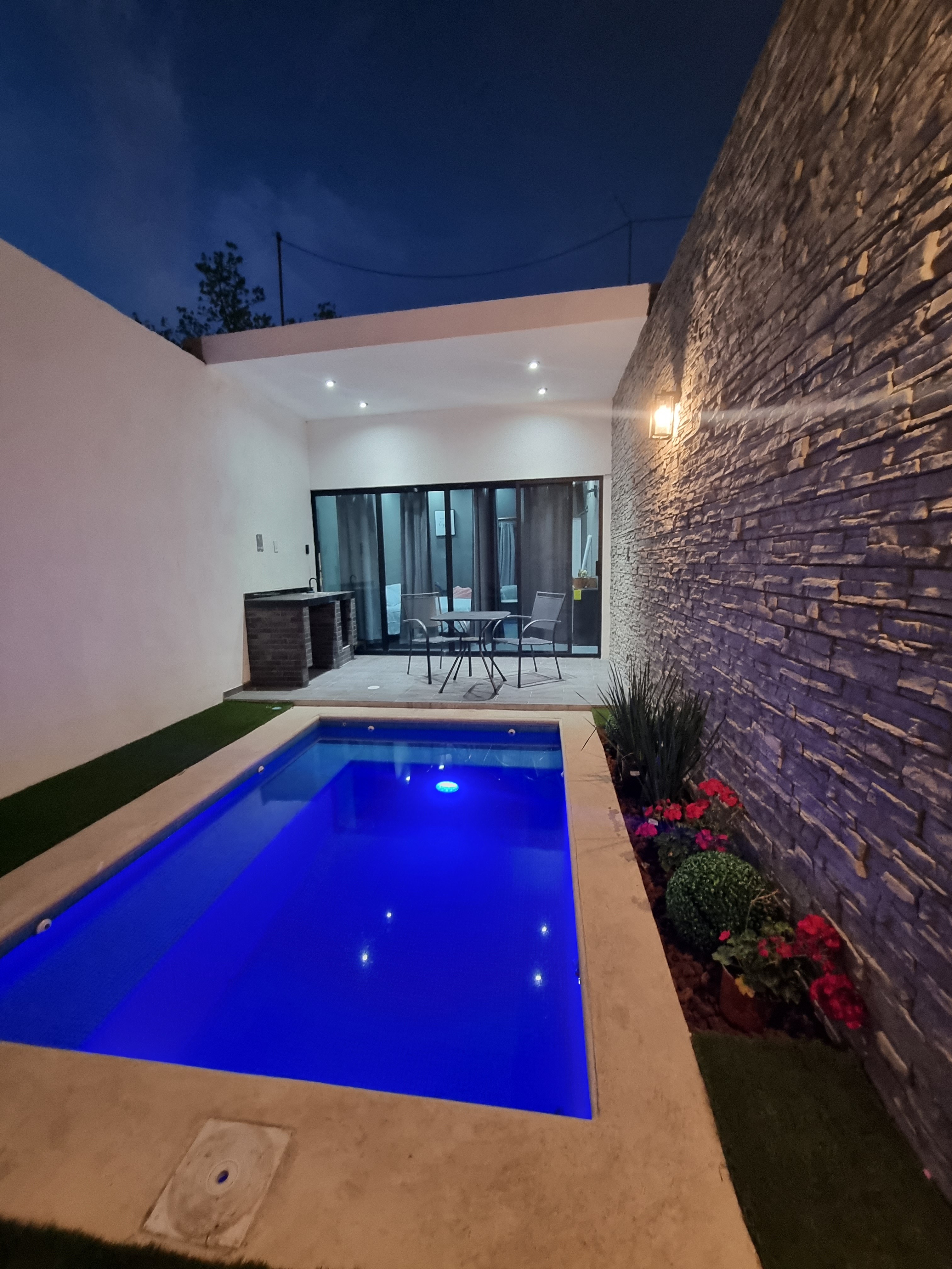 Suite 05 Private with pool /town center