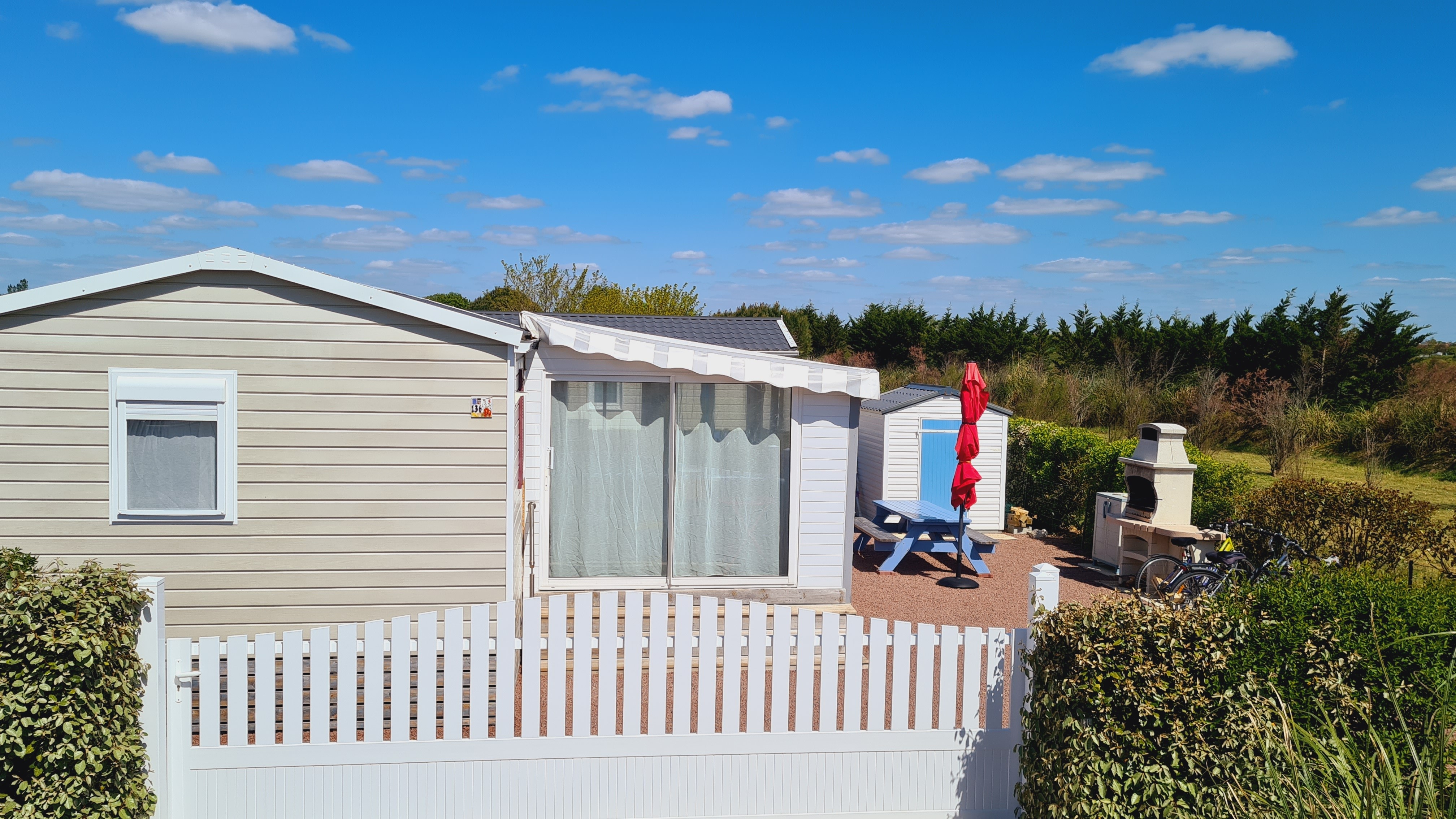 Private estate with swimming pool and beach access