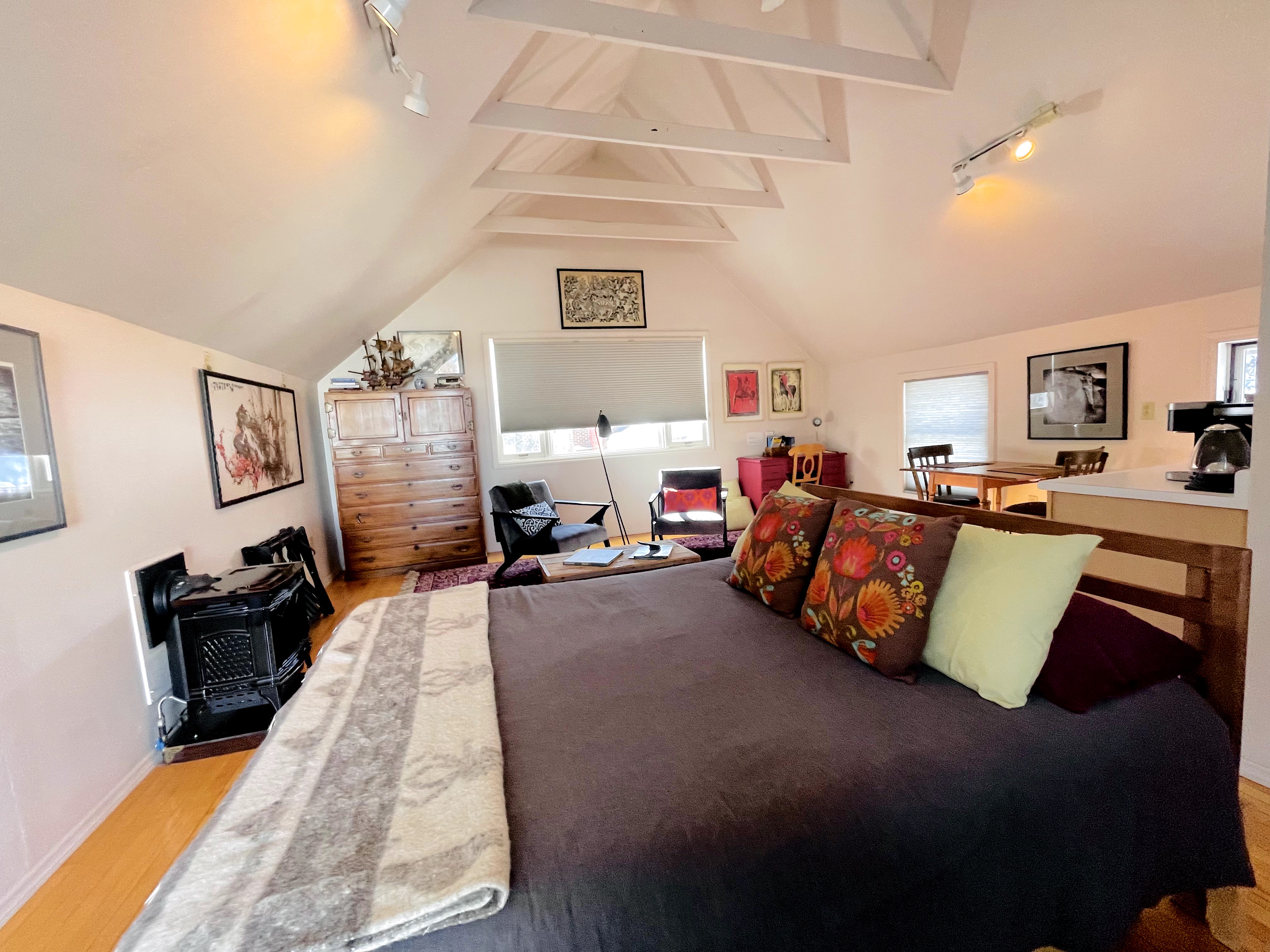 Walk to Downtown! Historic Studio with Sun in Bozeman, Bozeman