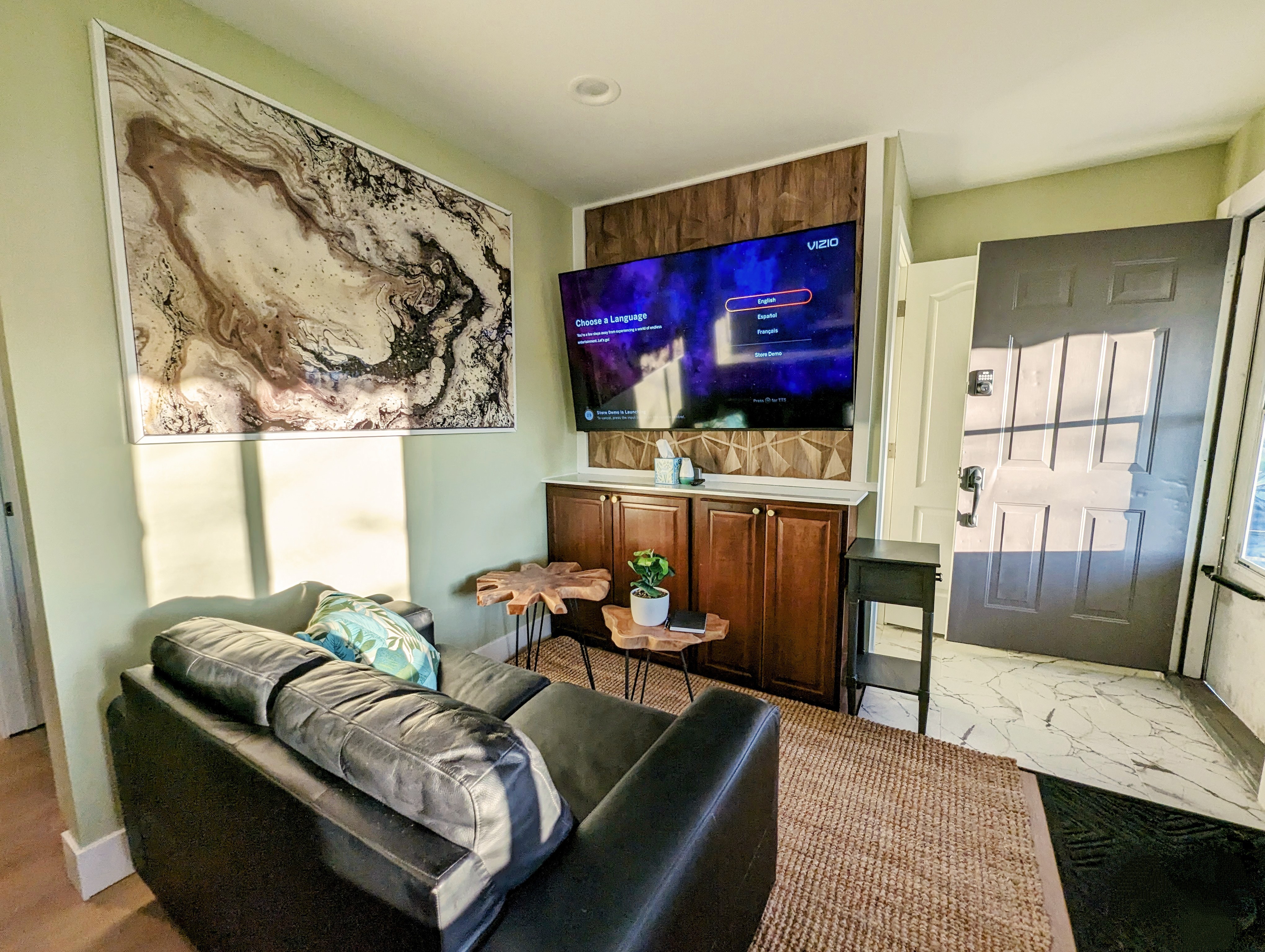 Sleek and Central Small Home ~ Close to everything