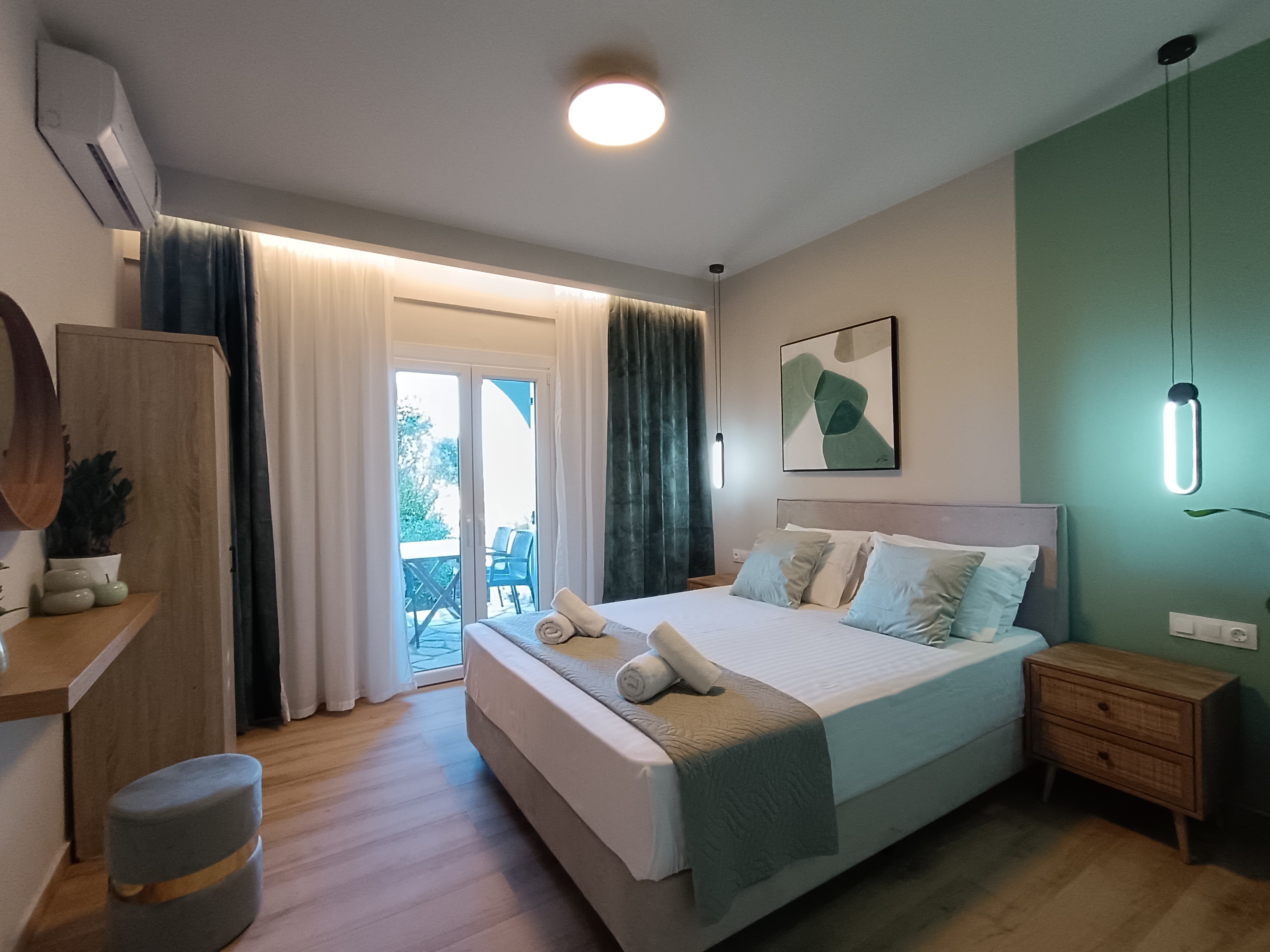 Cozy seafront apt at Almiros beach
